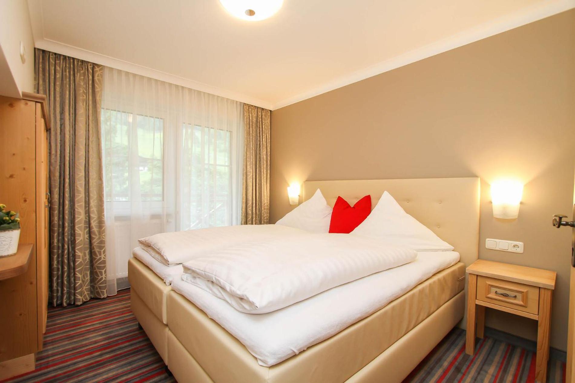 Large Two-Bedroom Apartment - Photo 3