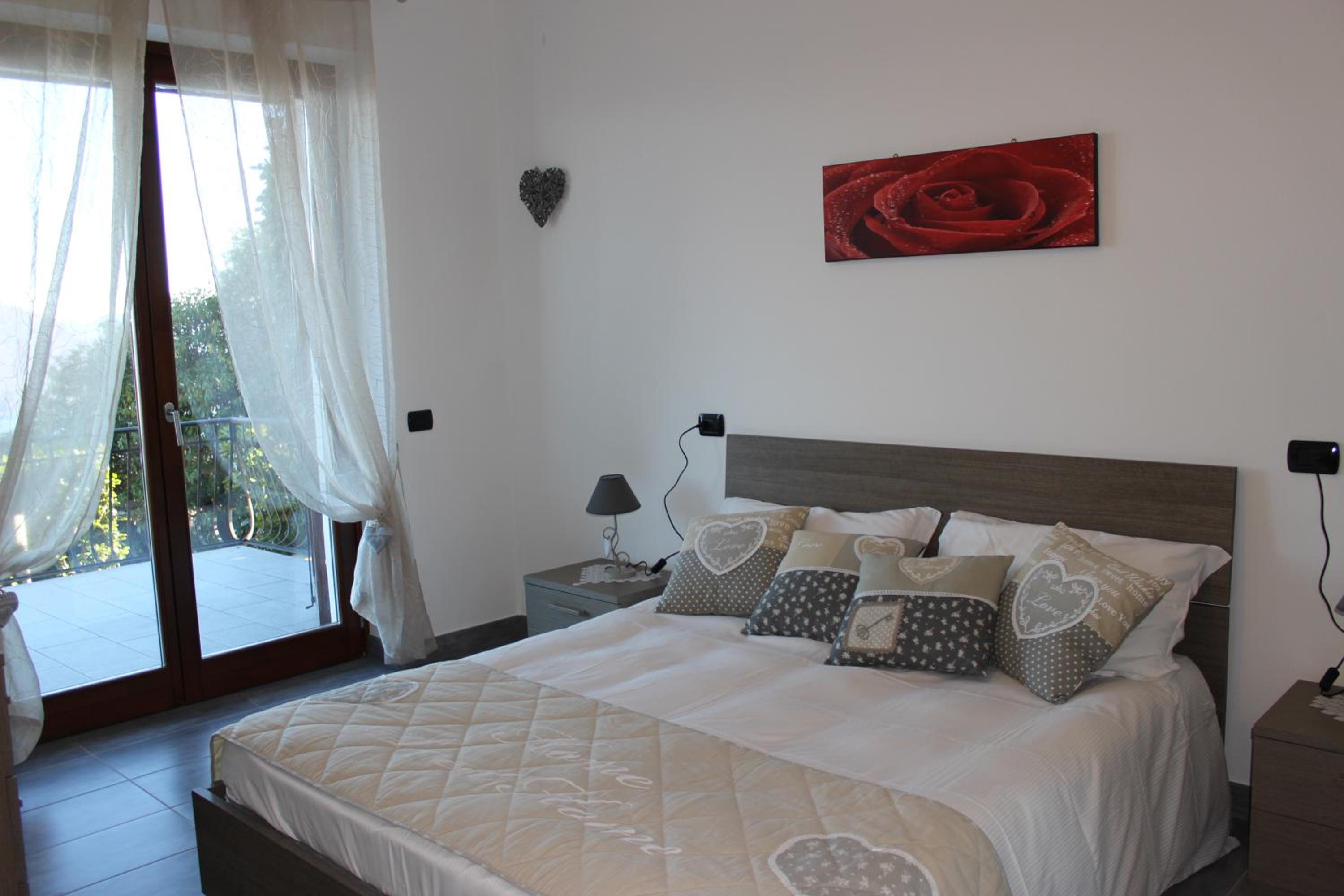 One-Bedroom House with Lake View
