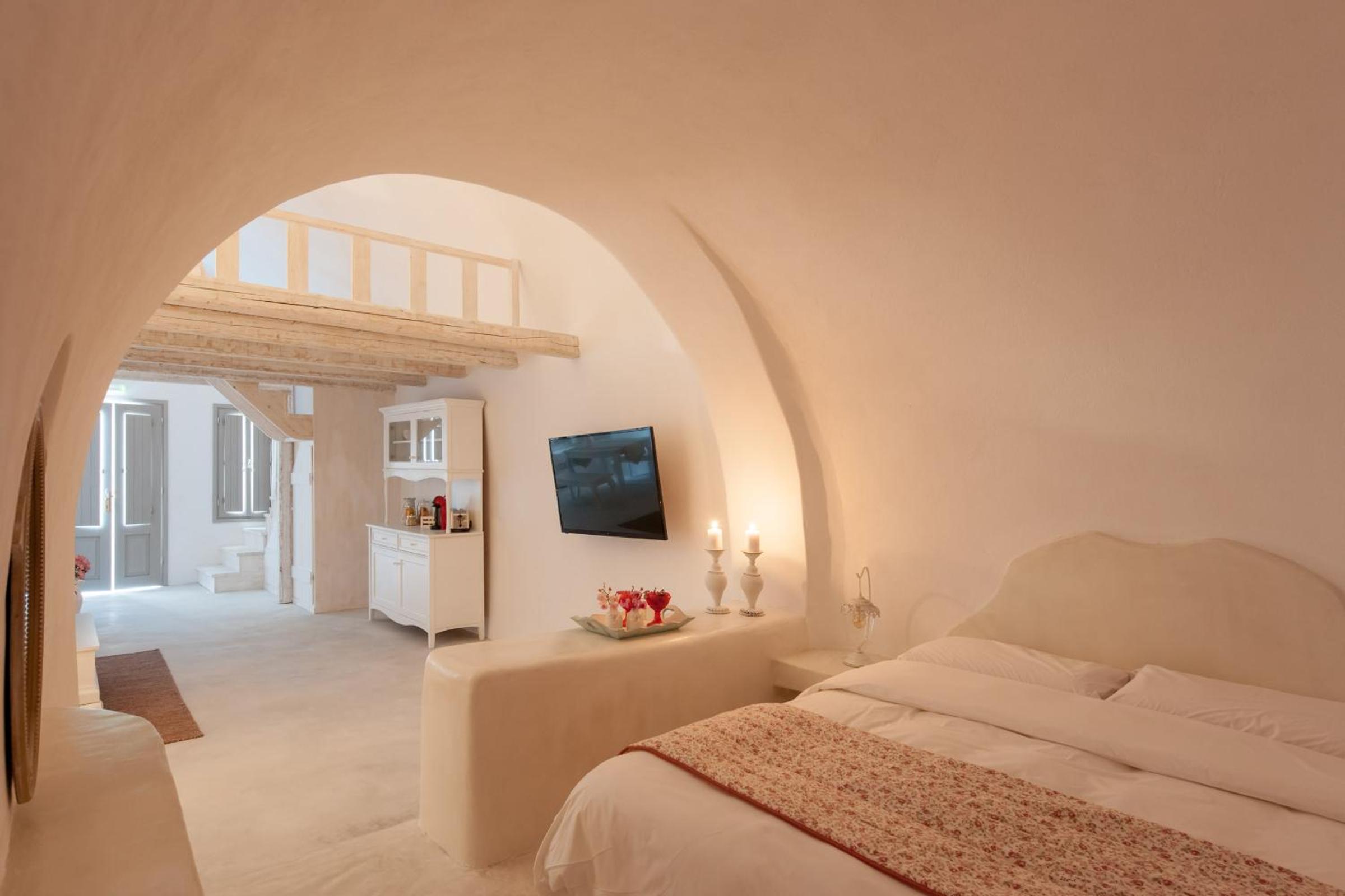 Master Cave Suite with Hot Tub photo 3