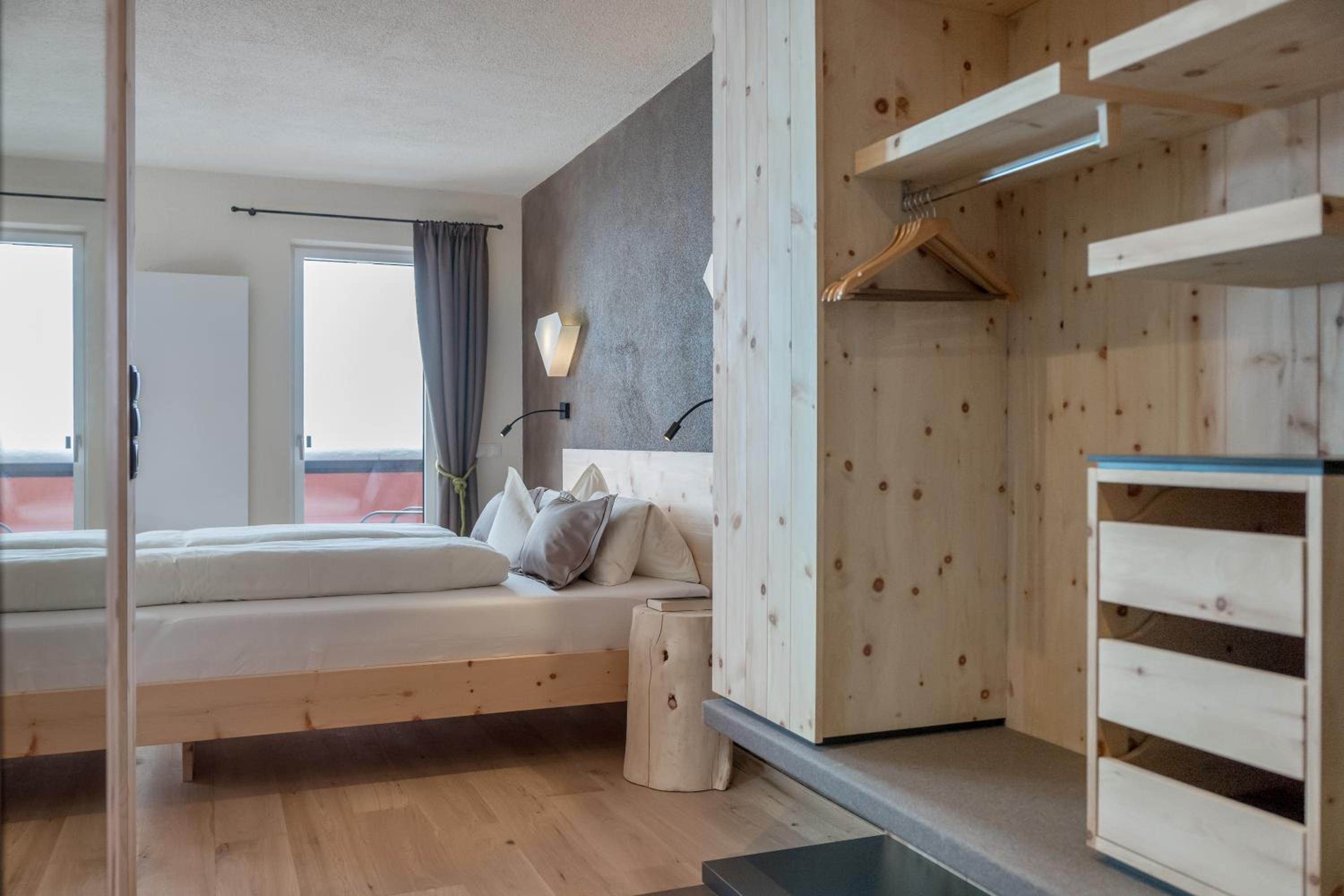Deluxe Double Room (2 Adults + 1 Child) photo 1