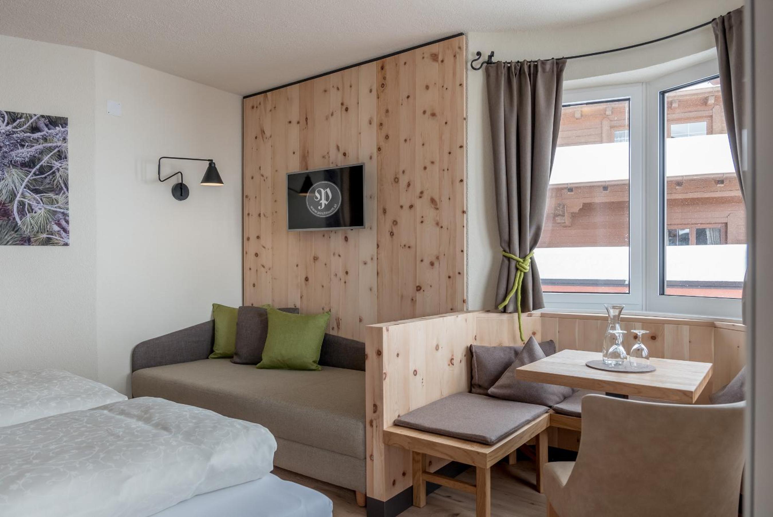 Deluxe Double Room (2 Adults + 1 Child) photo 2