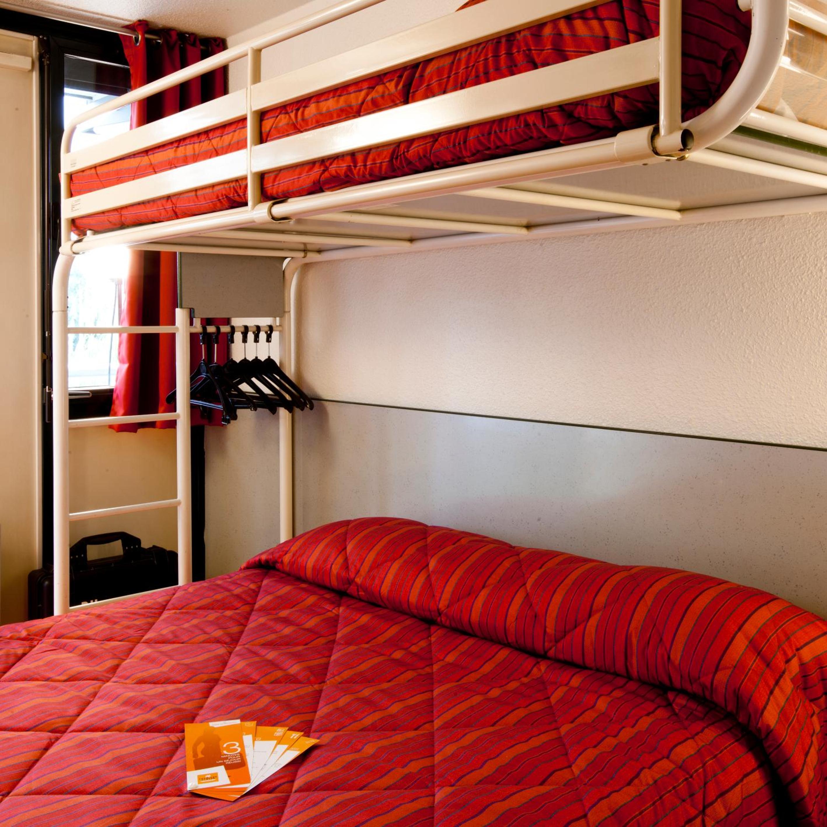 Standard Room with Two Single Beds and One Bunk Bed - Photo 4