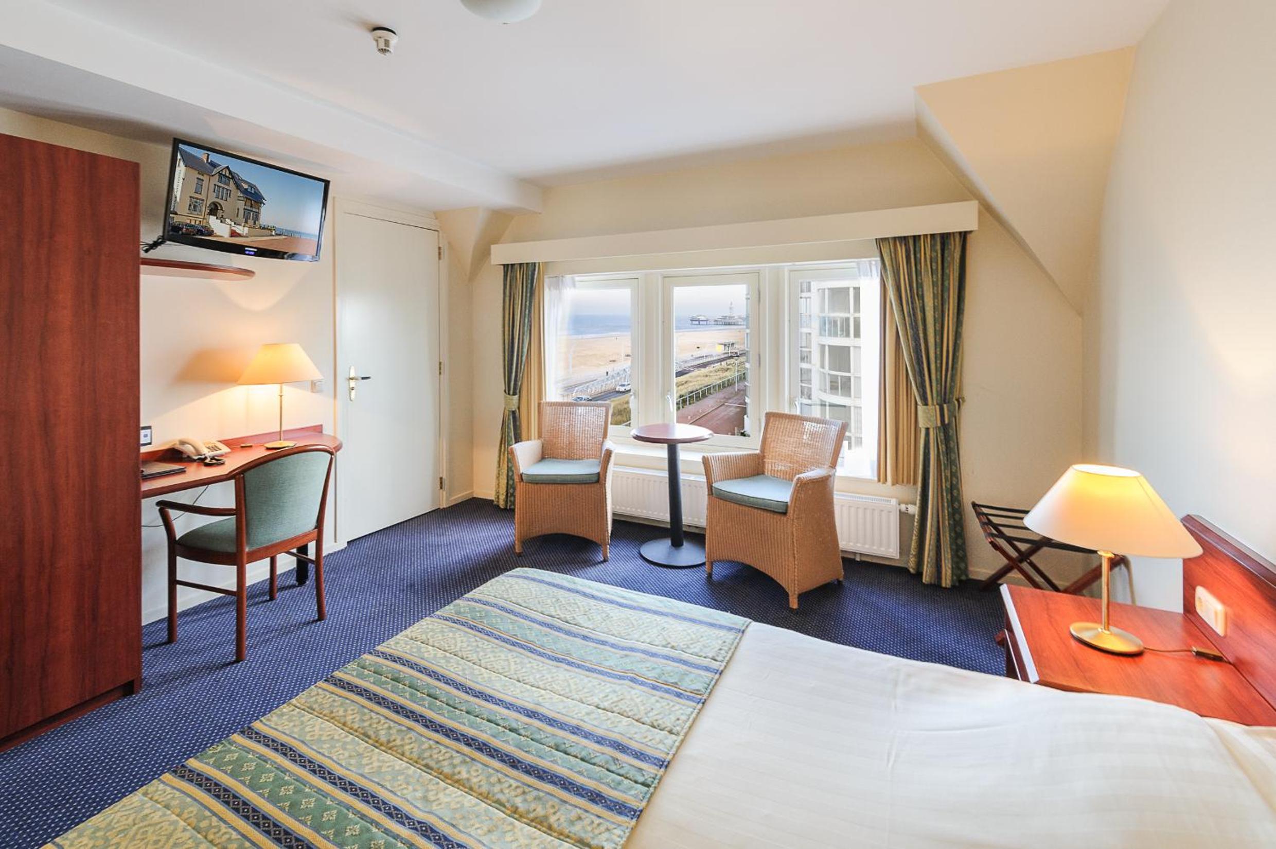 Superior Twin Room with Side Sea View