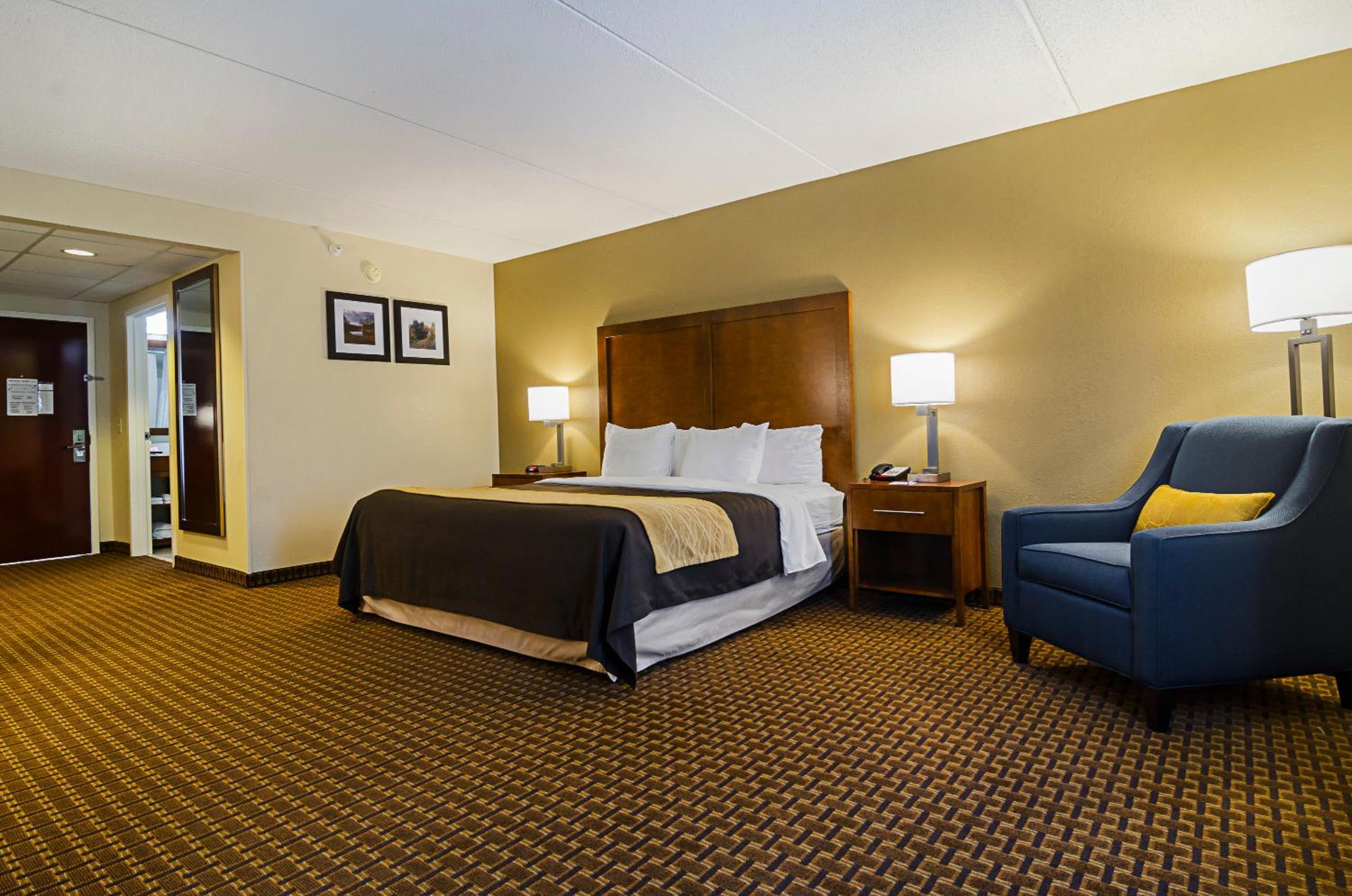 Queen Room with Two Queen Beds - Non-Smoking - Photo 5