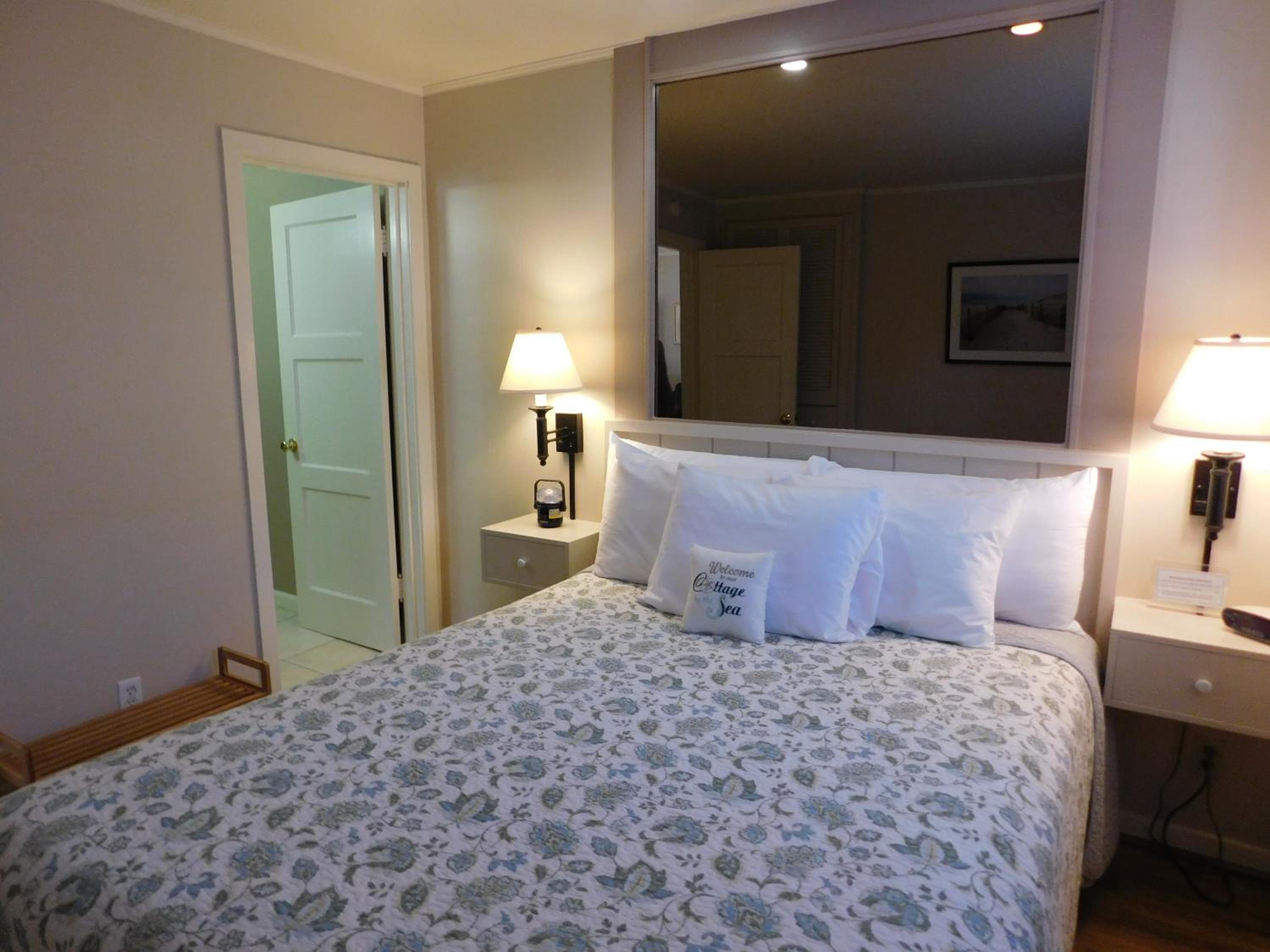 Queen Room photo 2