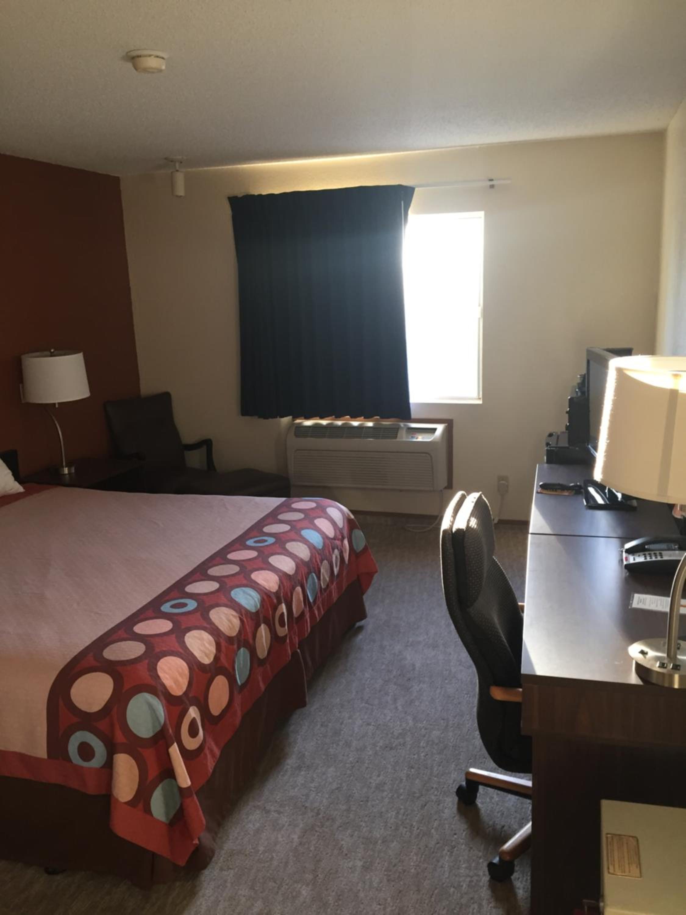 King Room - Non-Smoking - Photo 9
