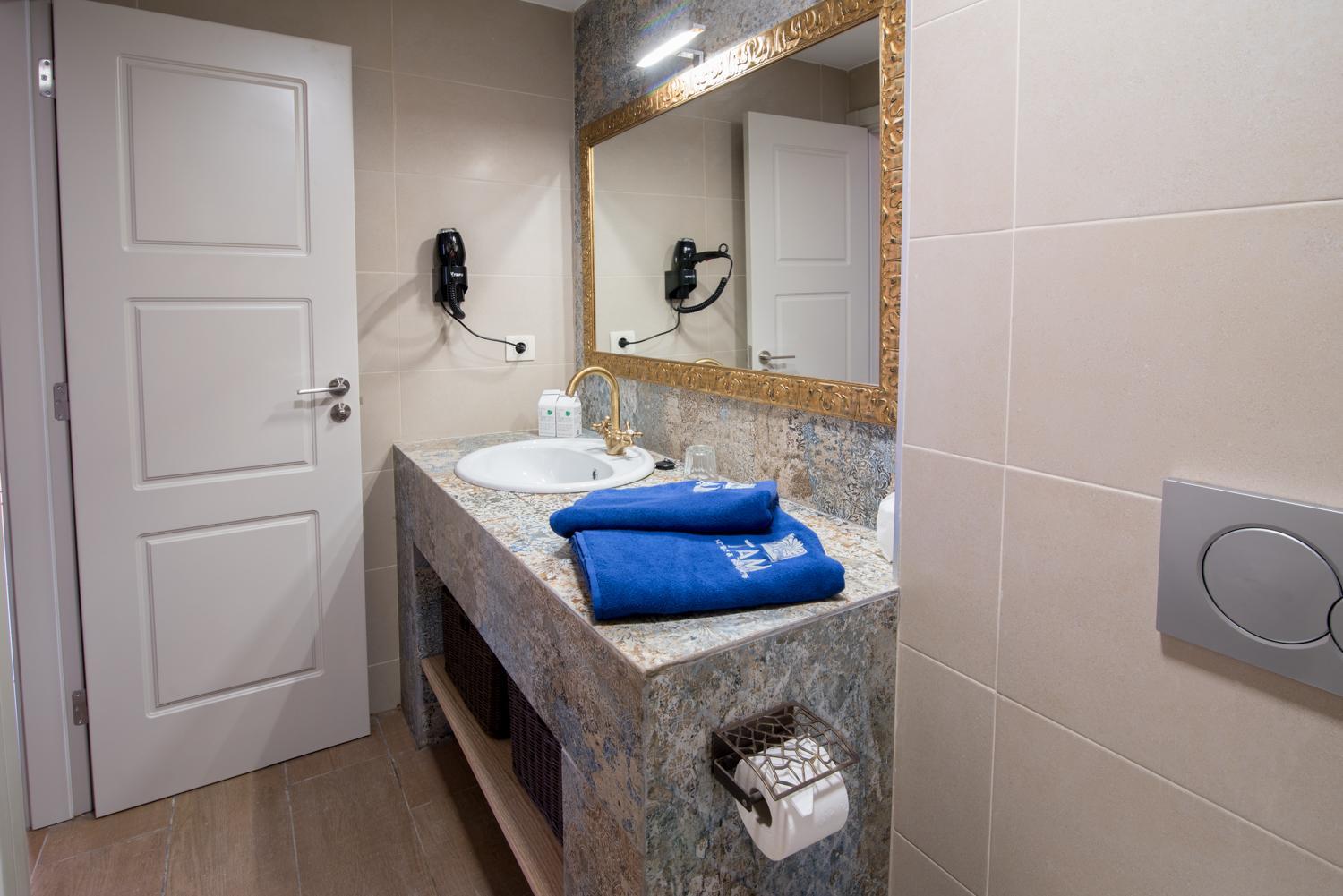 Deluxe Apartment with Balcony - Photo 47