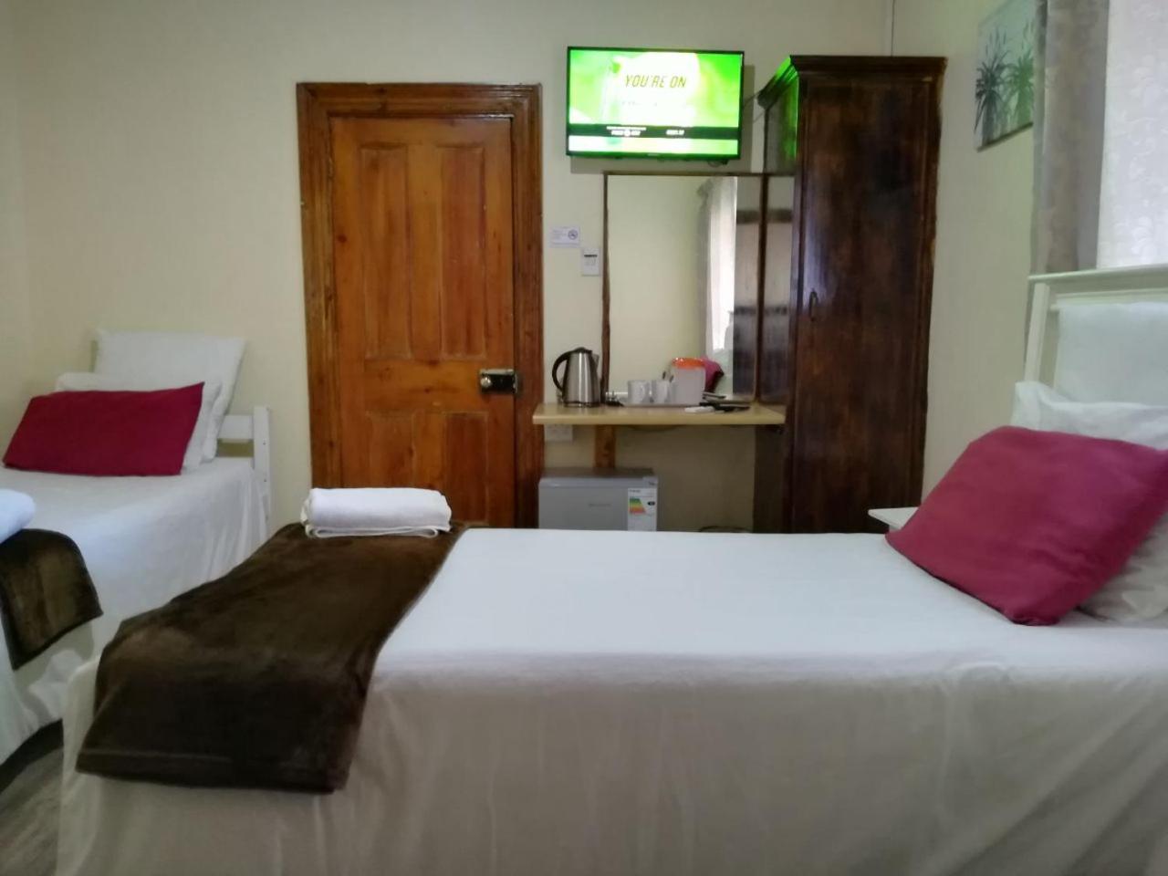 Twin Room with Shower photo 1