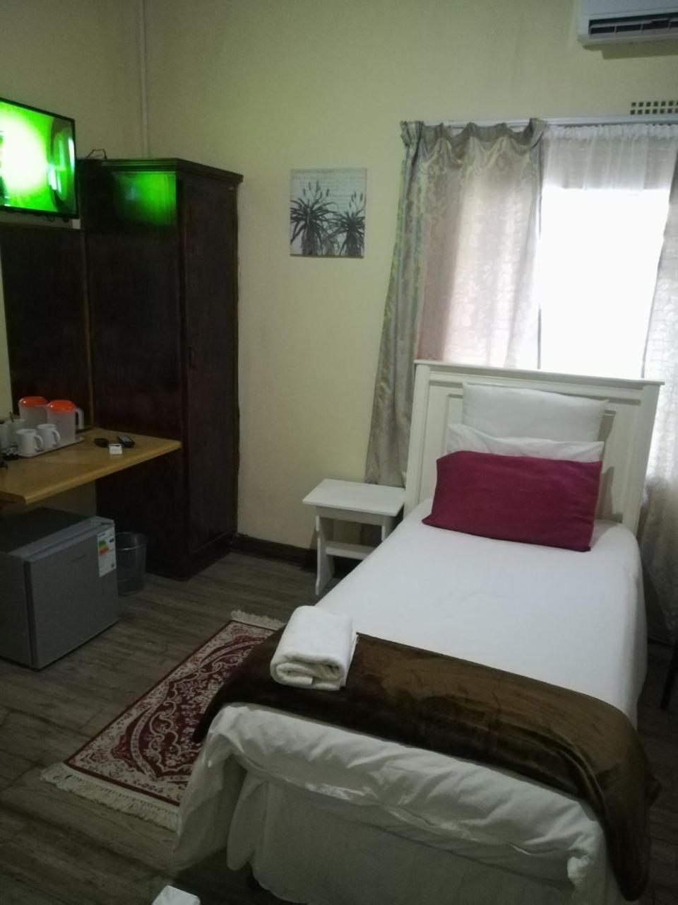 Twin Room with Shower photo 2