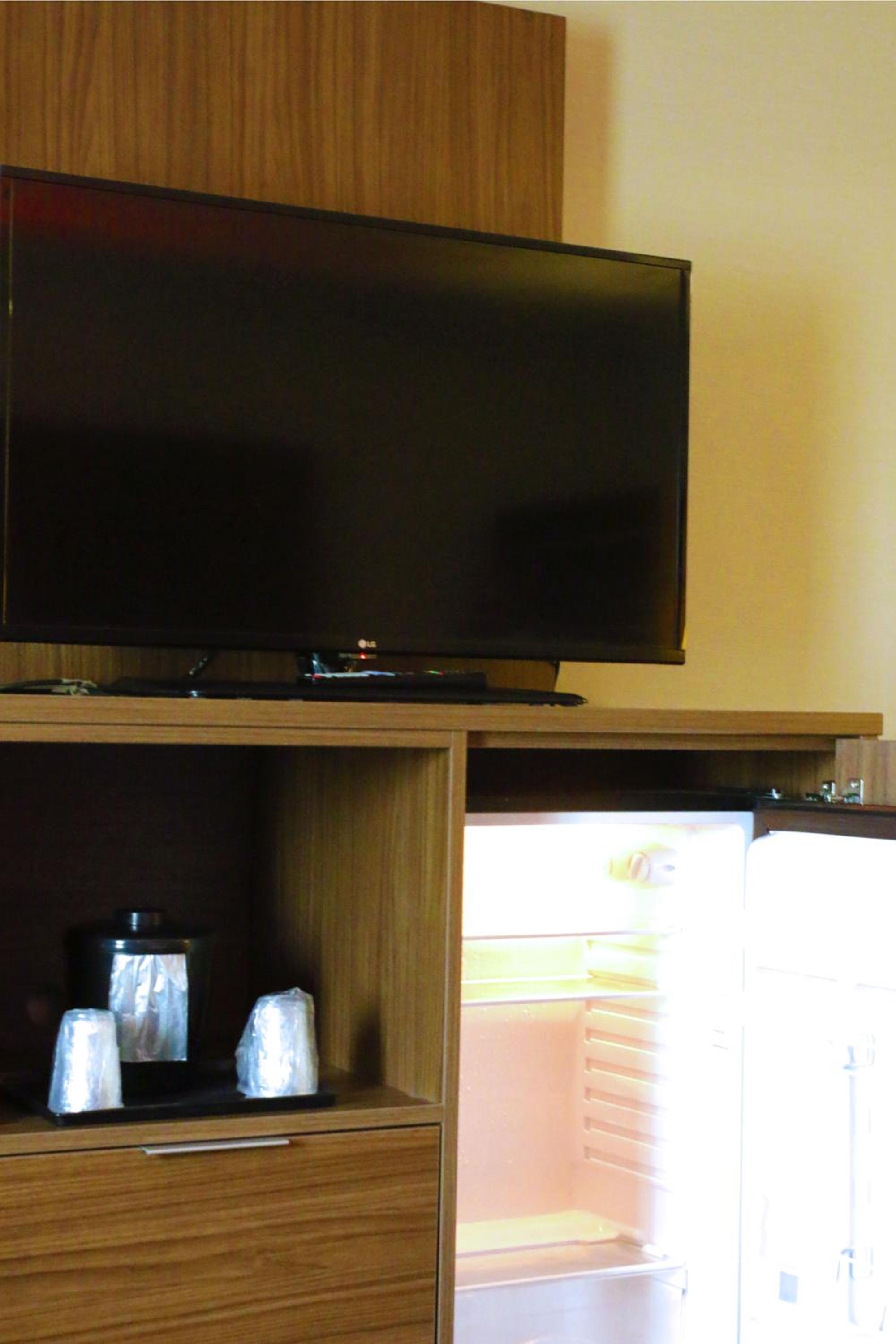 King Room - Non-Smoking - Photo 4