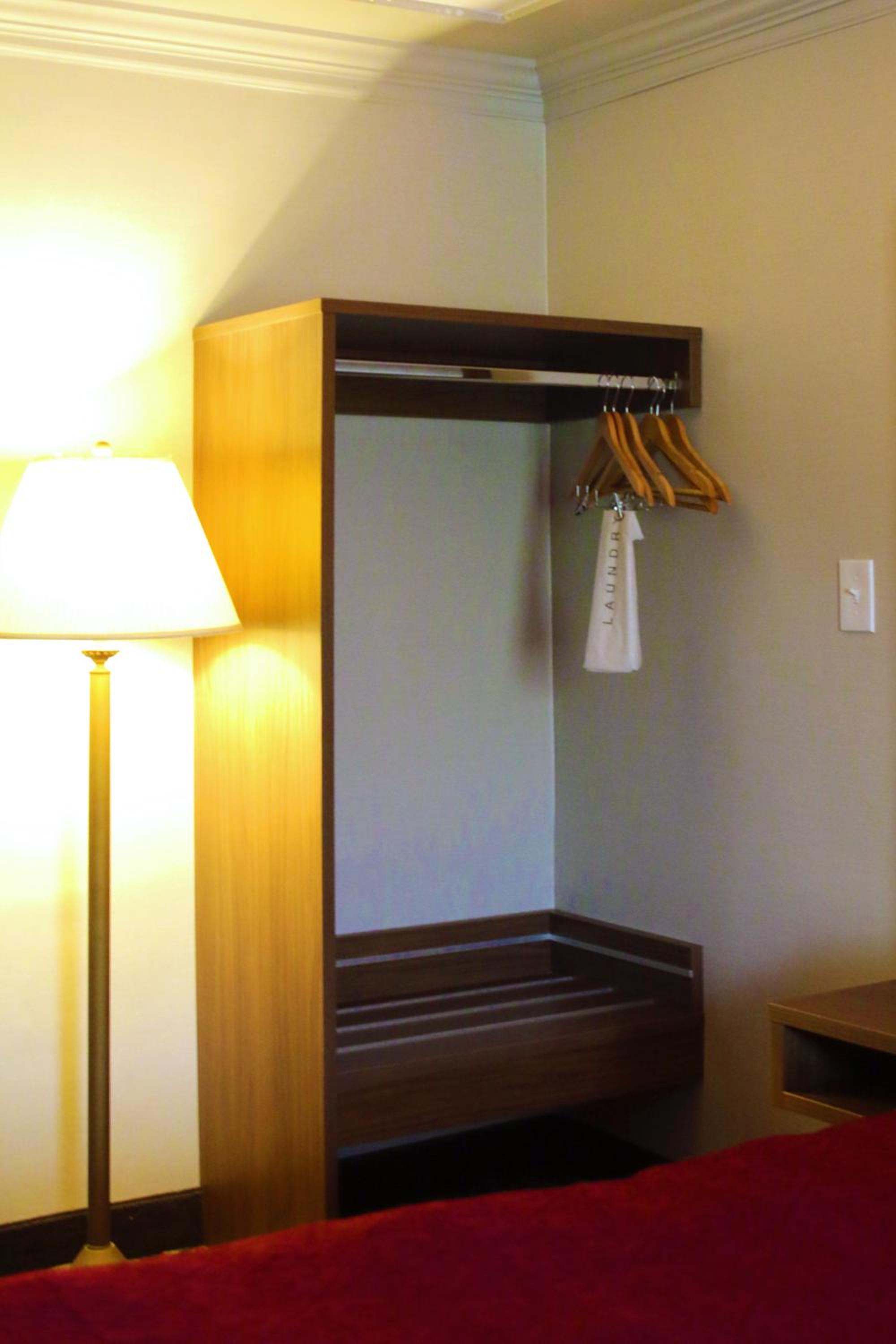 King Room - Non-Smoking - Photo 6