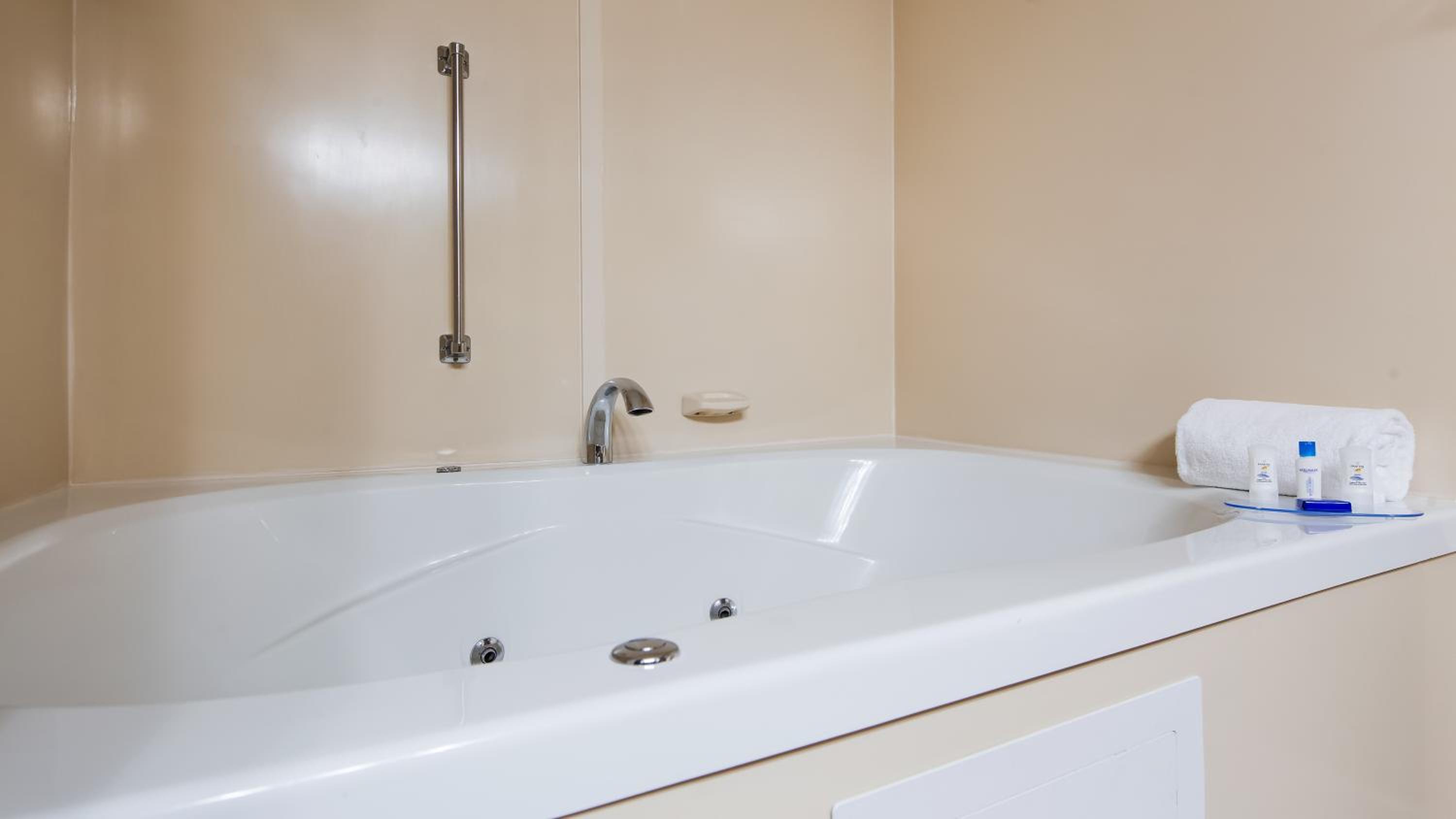 King Room with Sofa Bed and Spa Bath - Photo 2