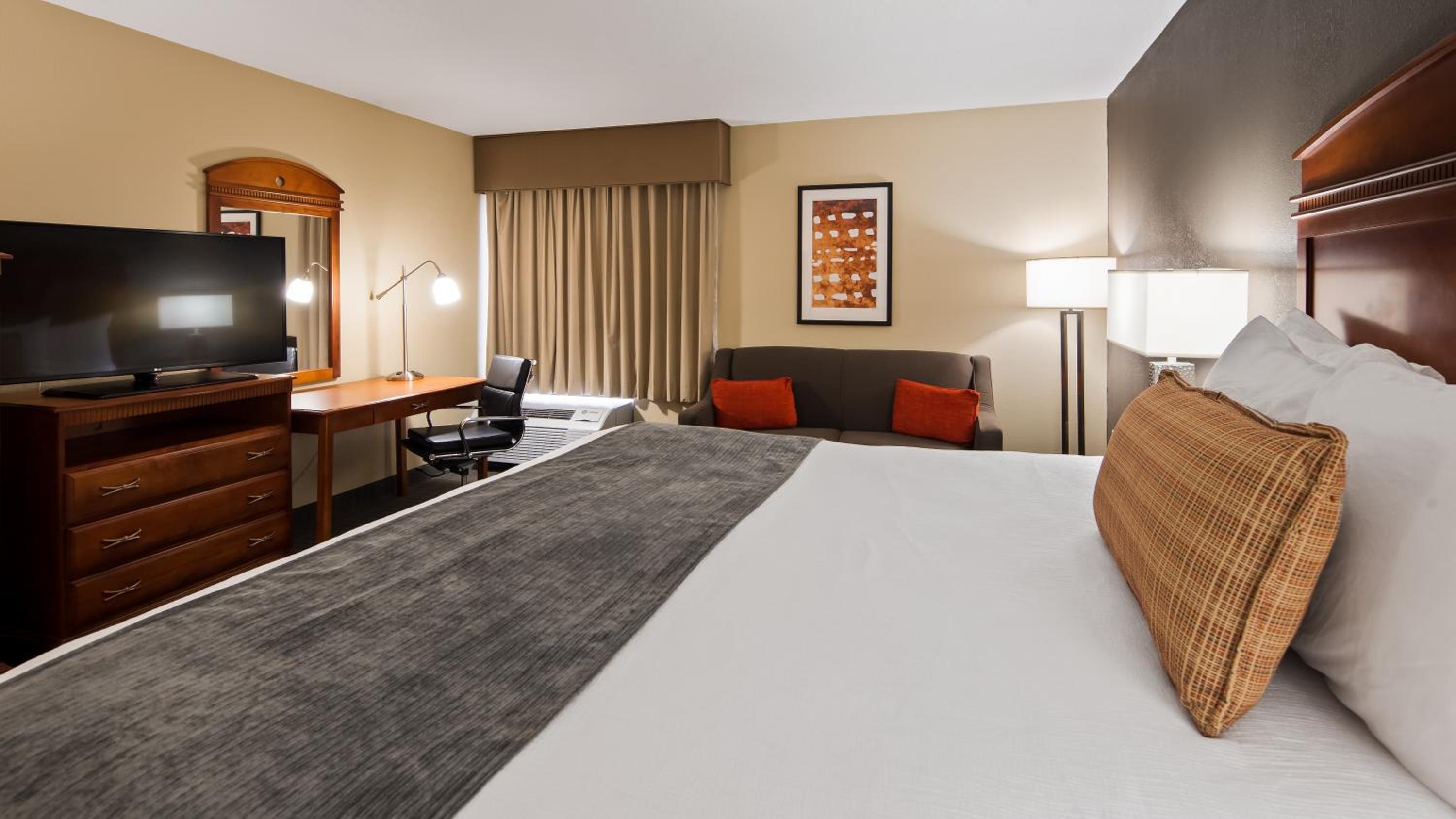 King Room with Sofa Bed and Spa Bath - Photo 1