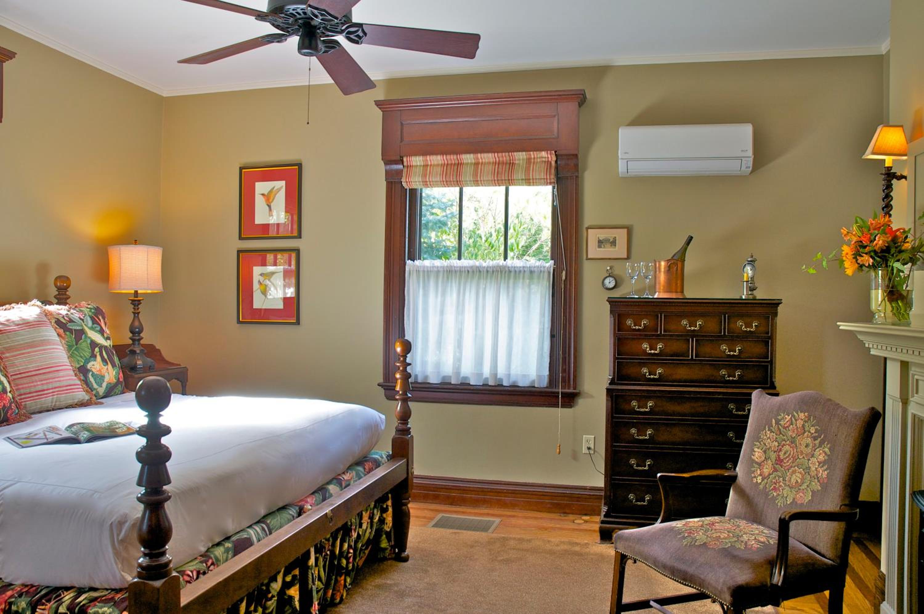 Deluxe Double Room with Balcony - Stewart Room photo 2