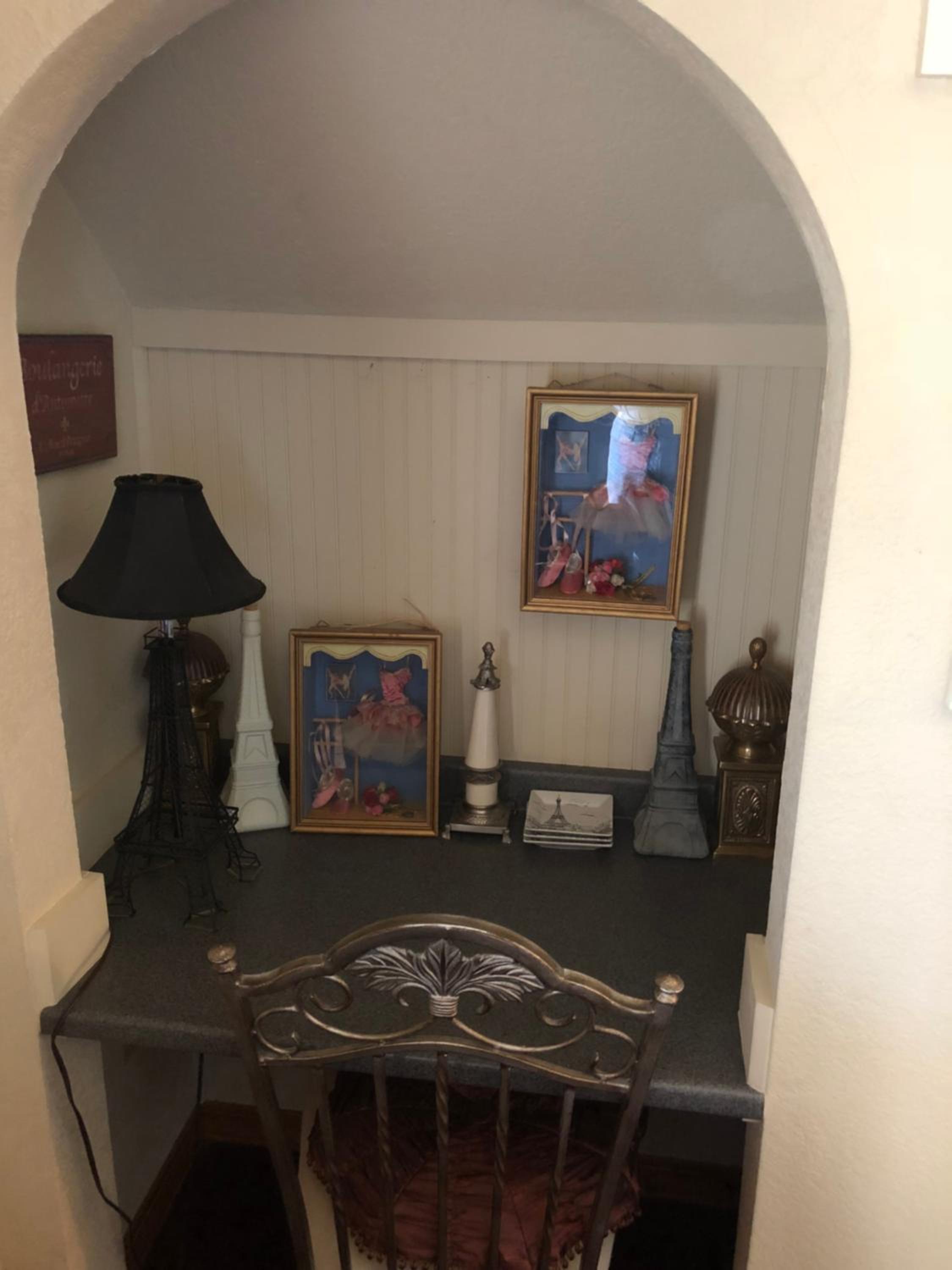 Deluxe Queen Suite photo 2