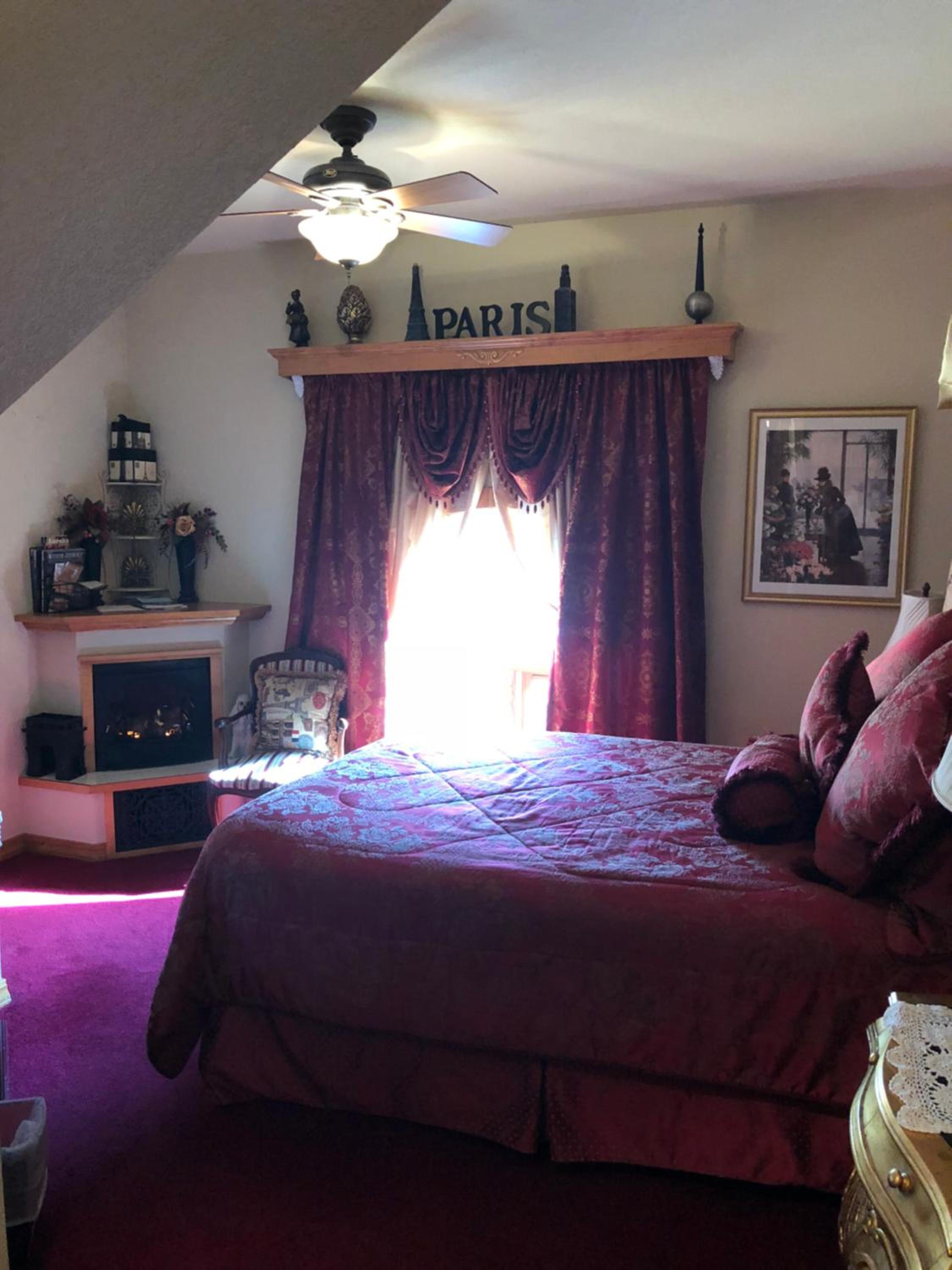 Deluxe Queen Suite photo 3