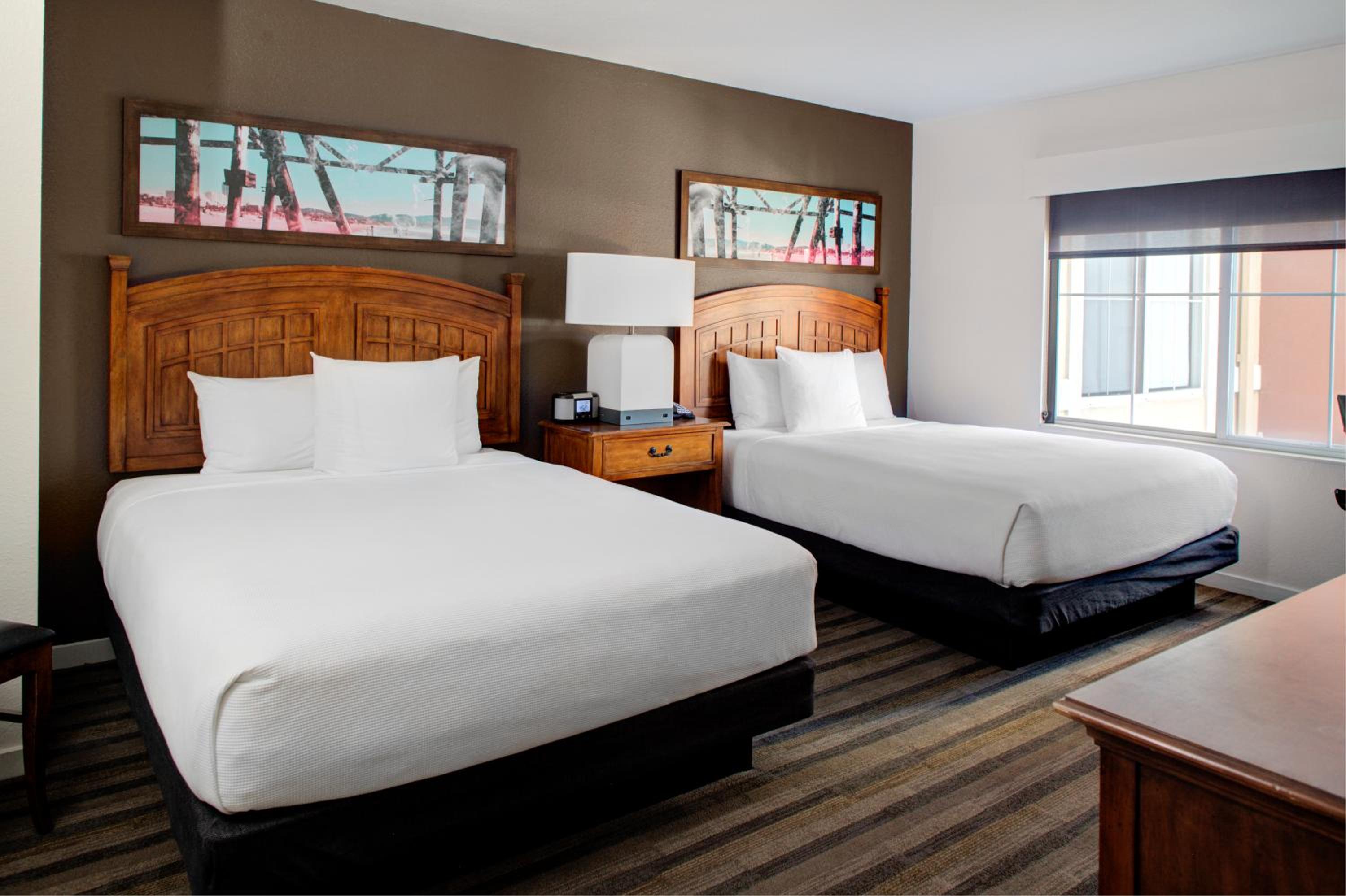 Standard Queen Room with Two Queen Beds - Photo 6
