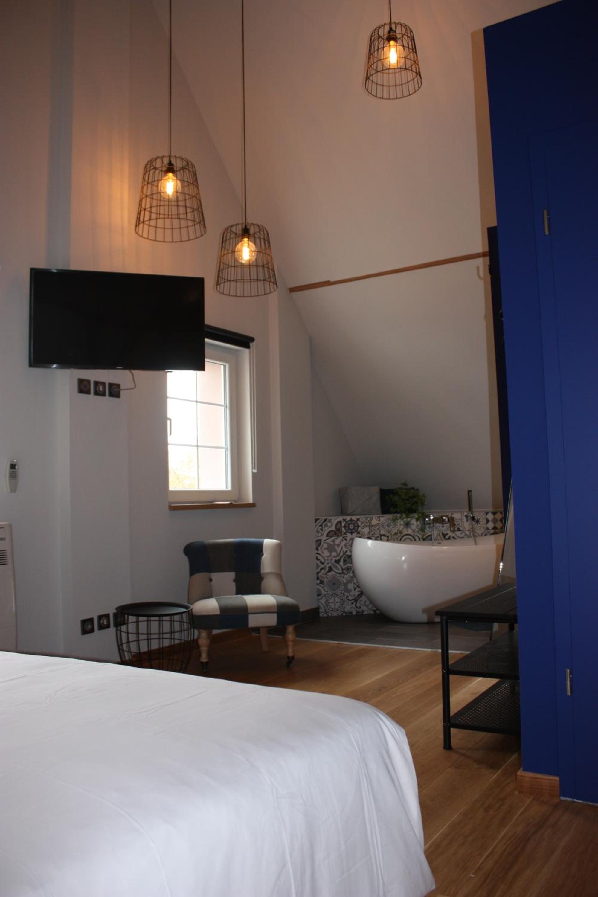 Deluxe Double Room with Bath - Photo 4
