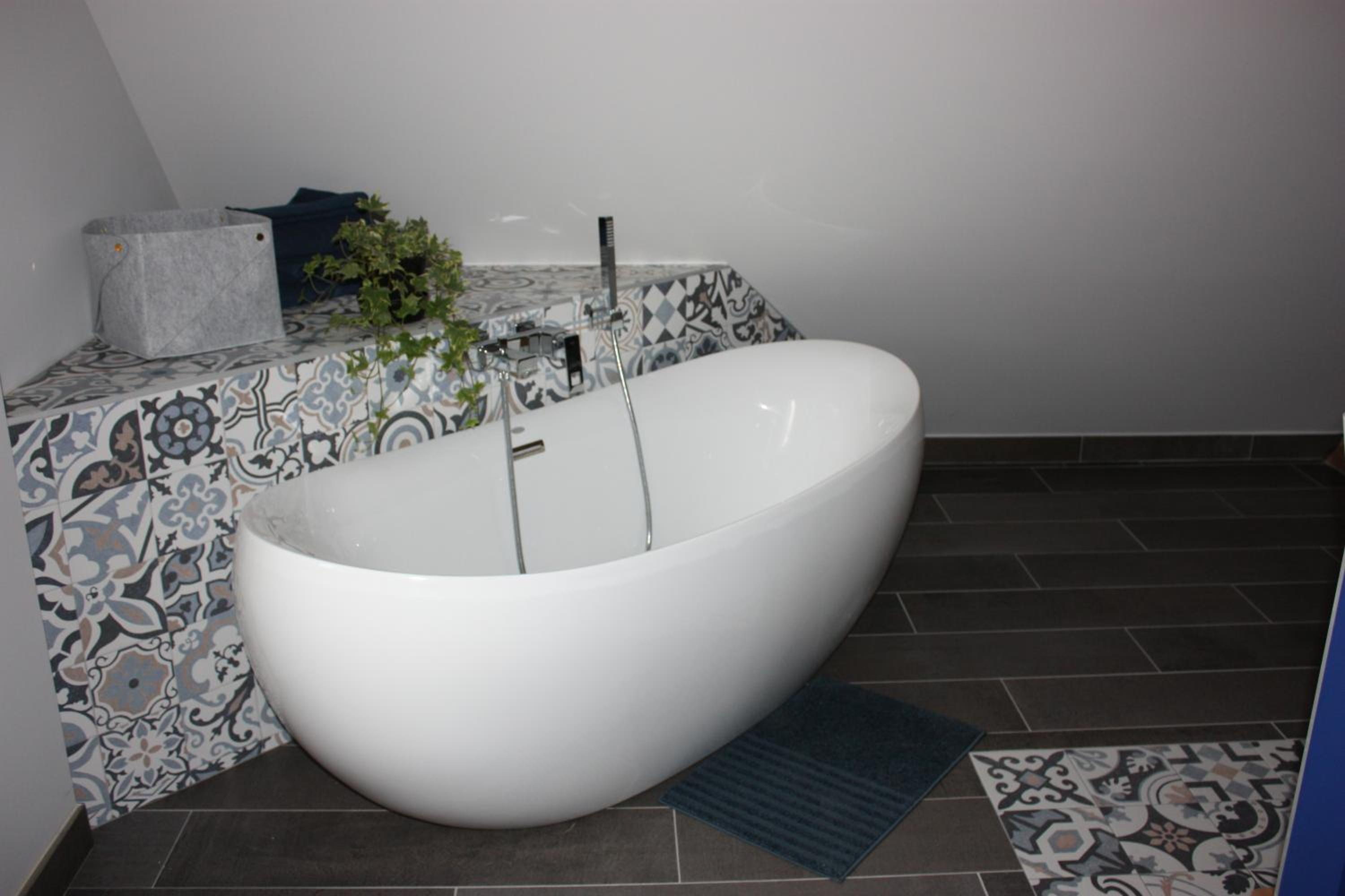 Deluxe Double Room with Bath - Photo 5