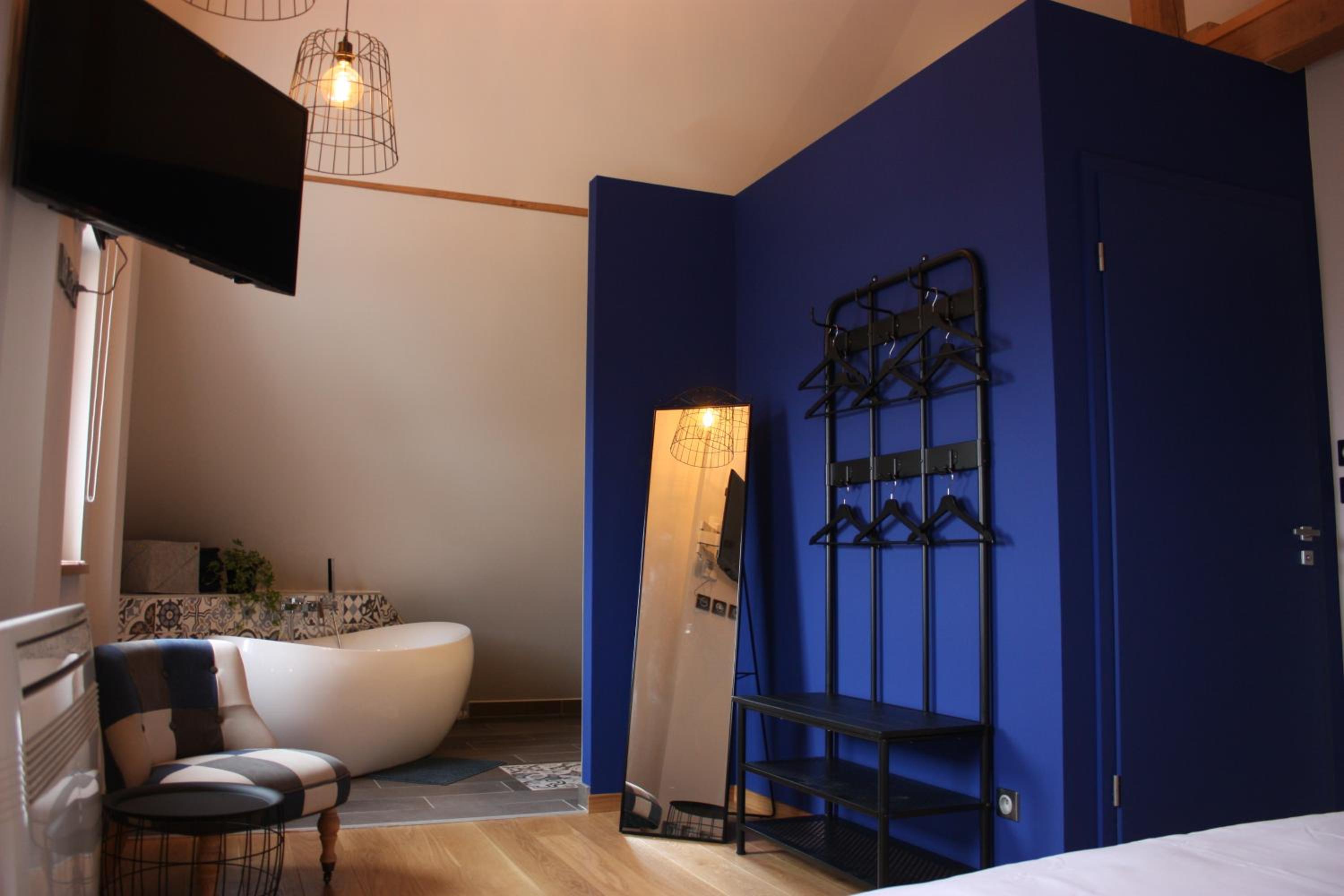 Deluxe Double Room with Bath - Photo 7