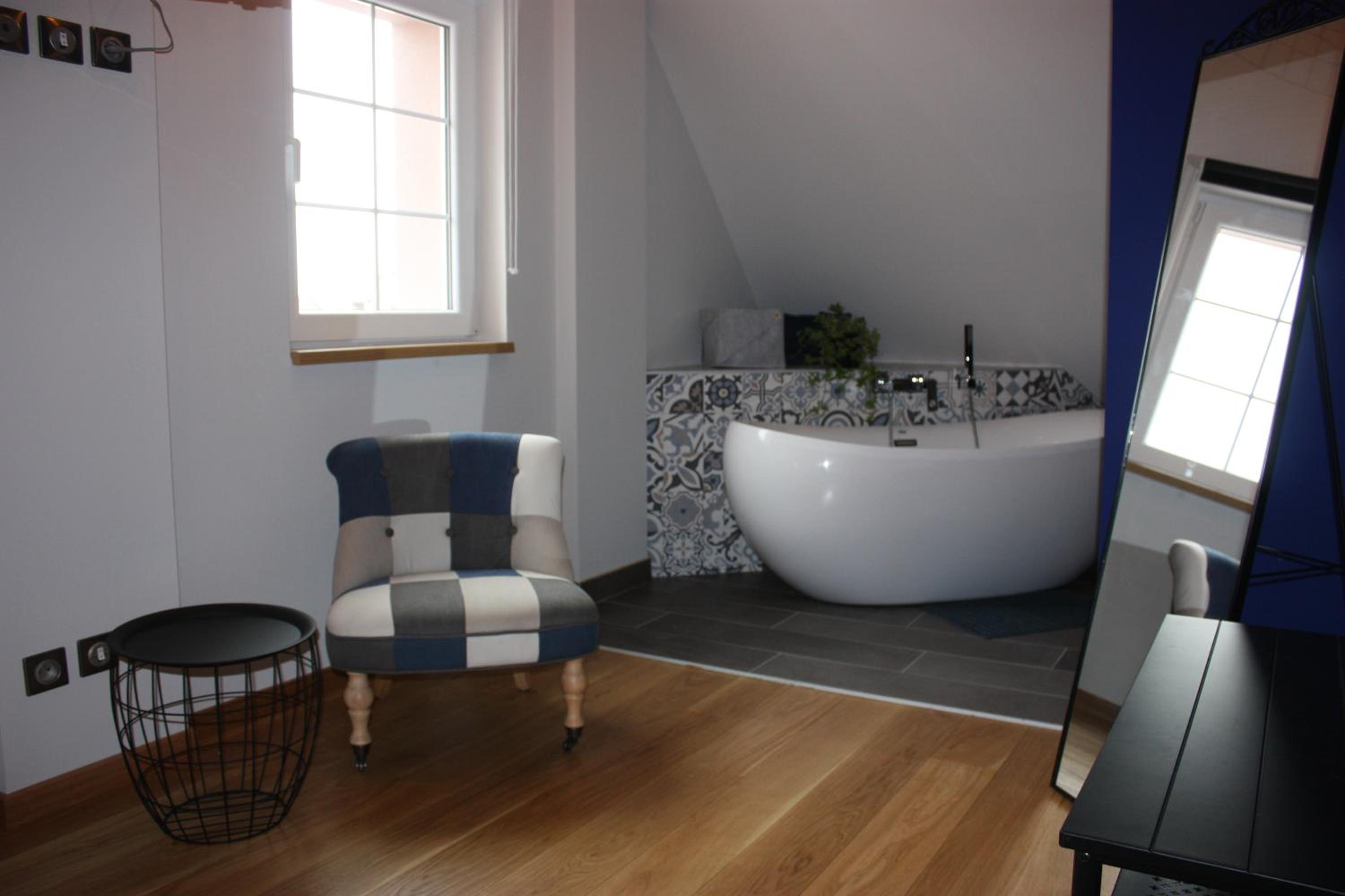 Deluxe Double Room with Bath - Photo 6