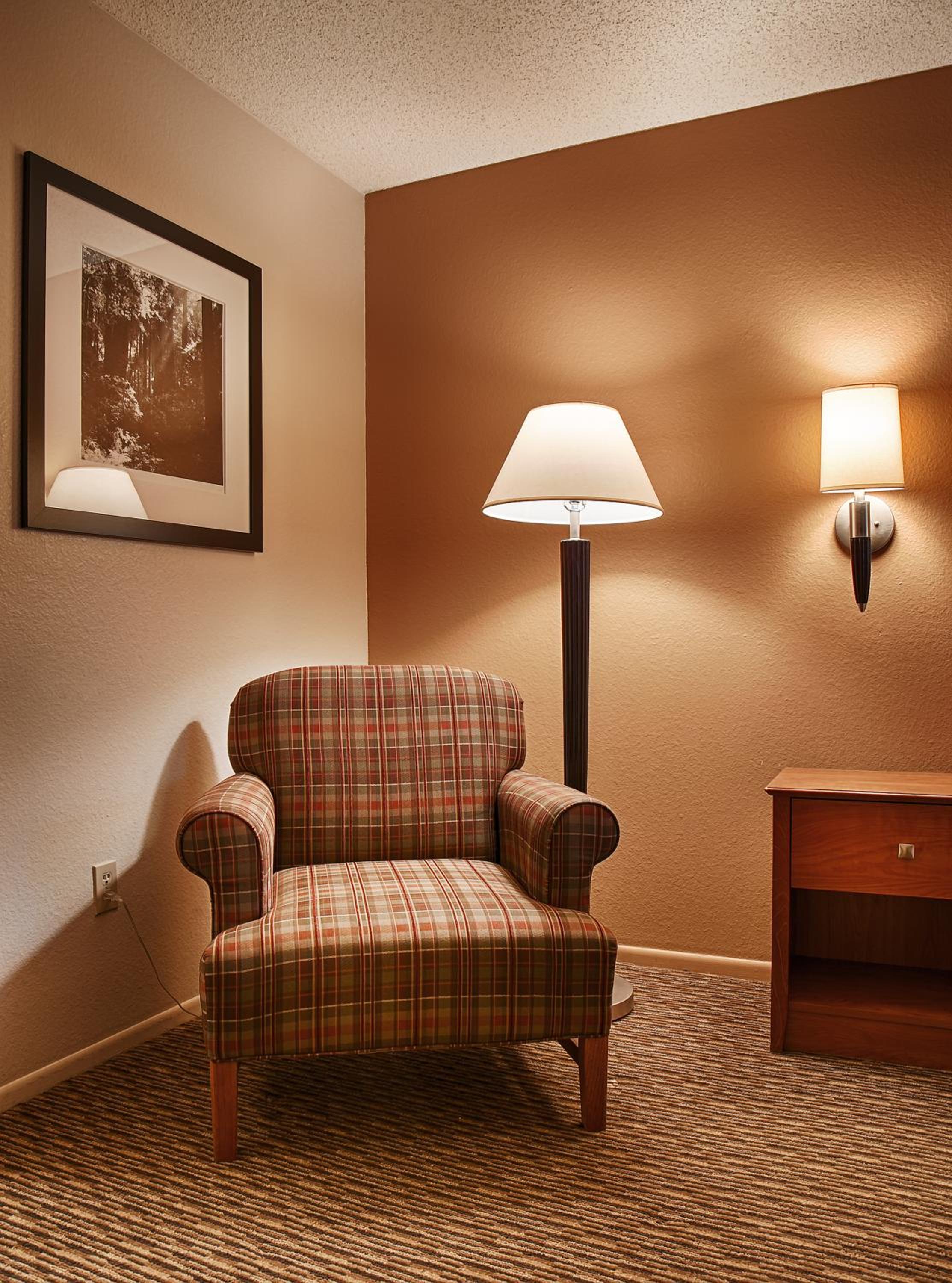 Queen Room with Two Queen Beds - Non-Smoking photo 2