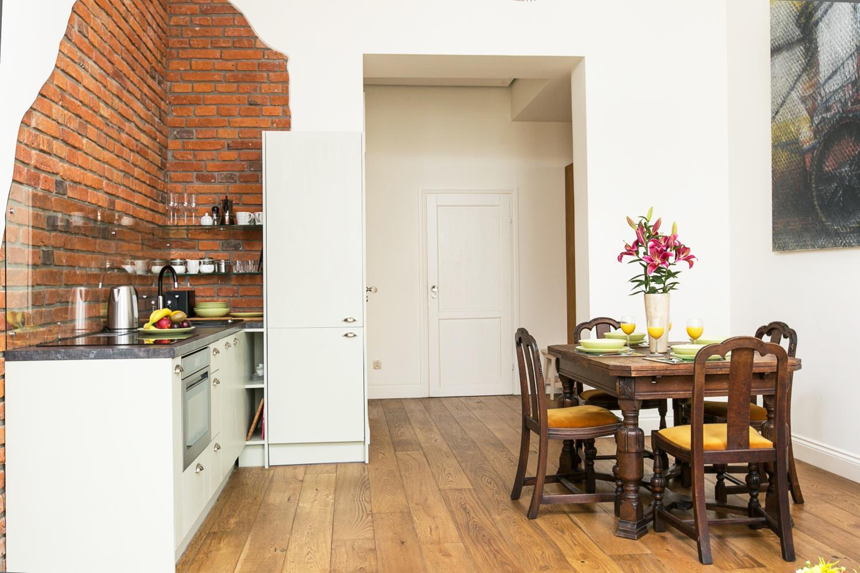 One-Bedroom Apartment - Photo 2