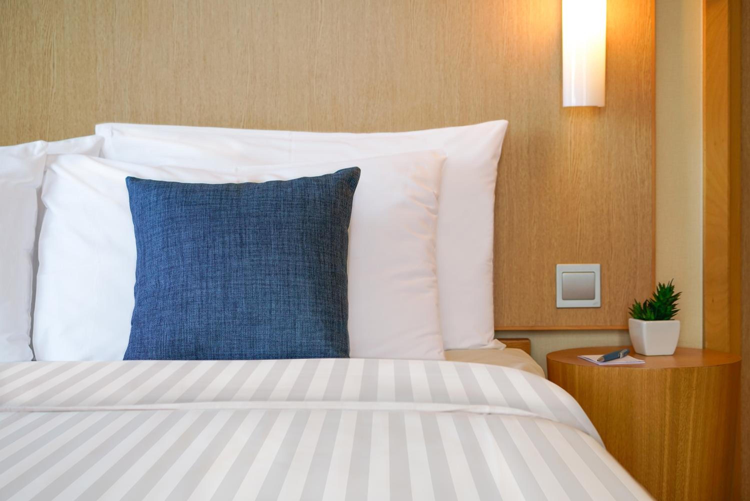 Cozi Twin Room With Side Sea View