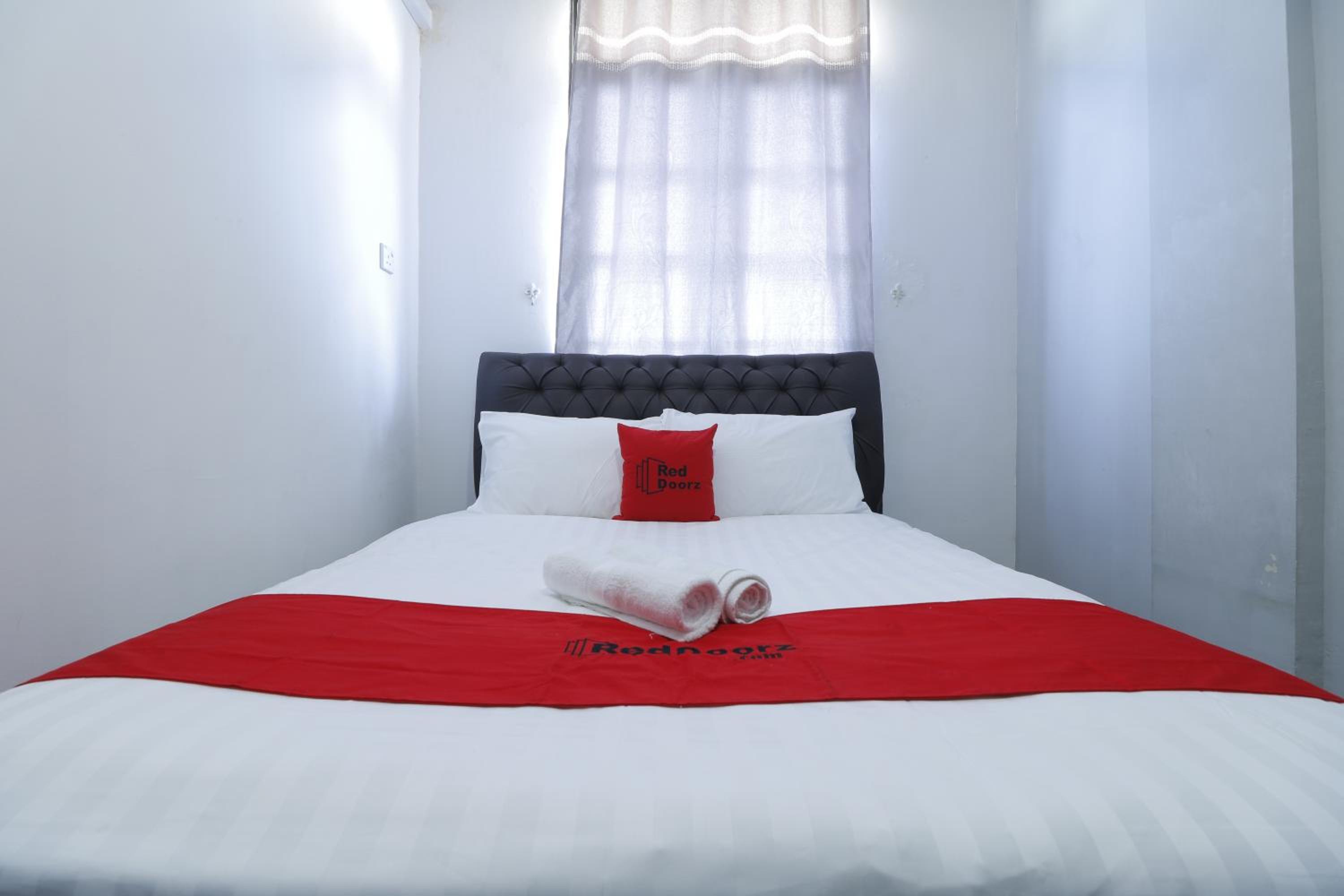 RedDoorz Double Room photo 2