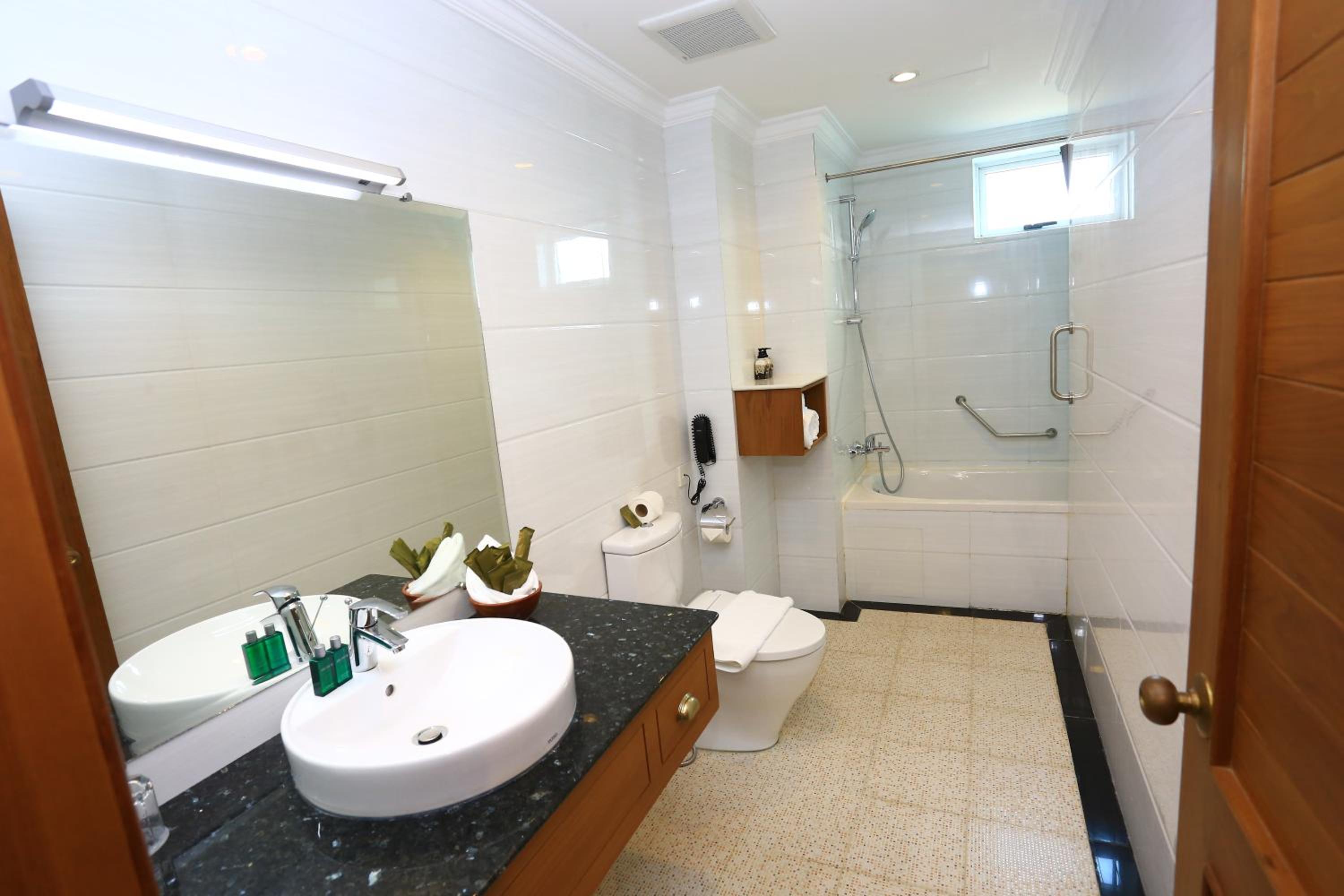 Grand Deluxe Corner Room photo 3