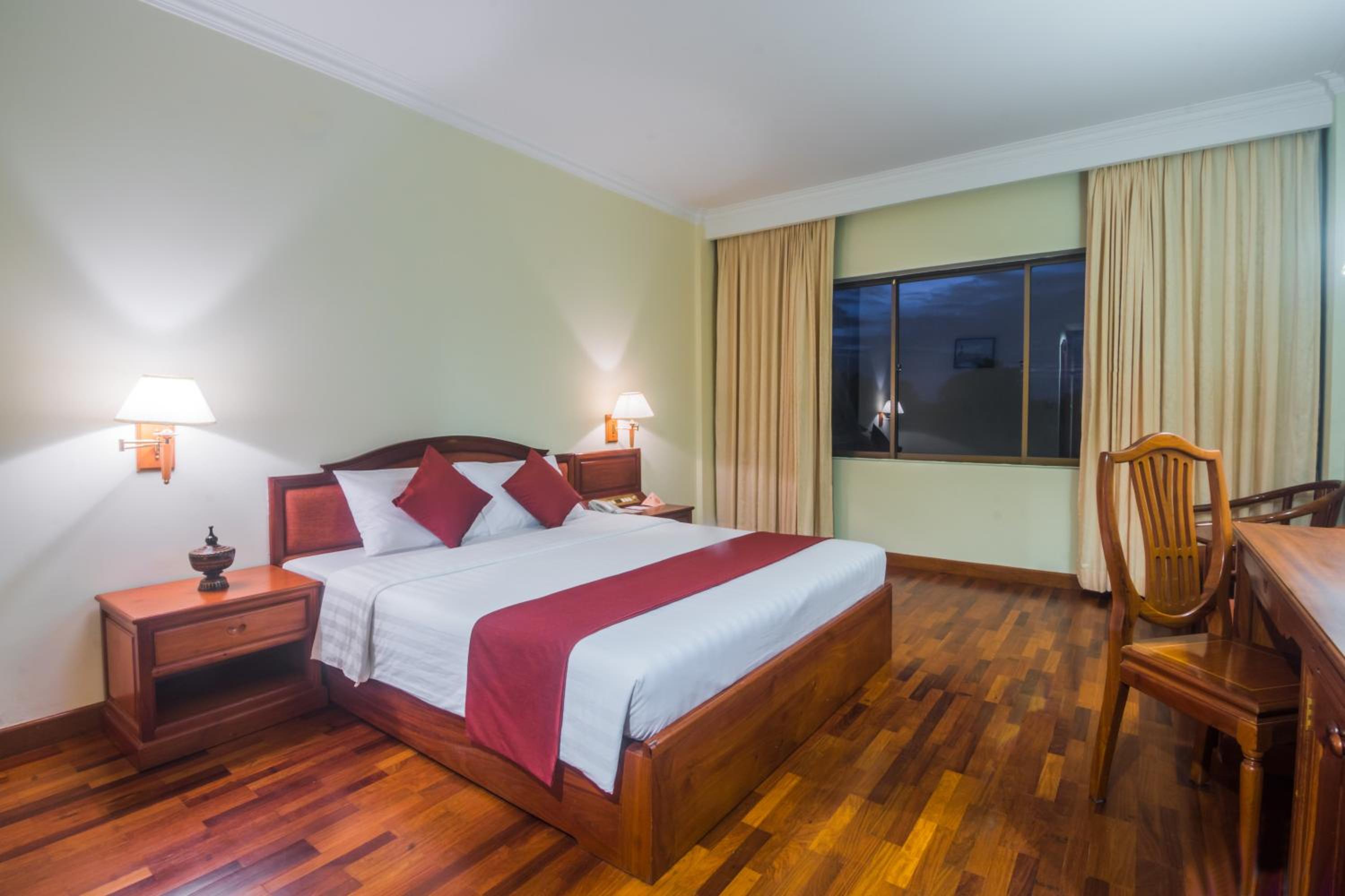 Deluxe Double Room - Photo 11