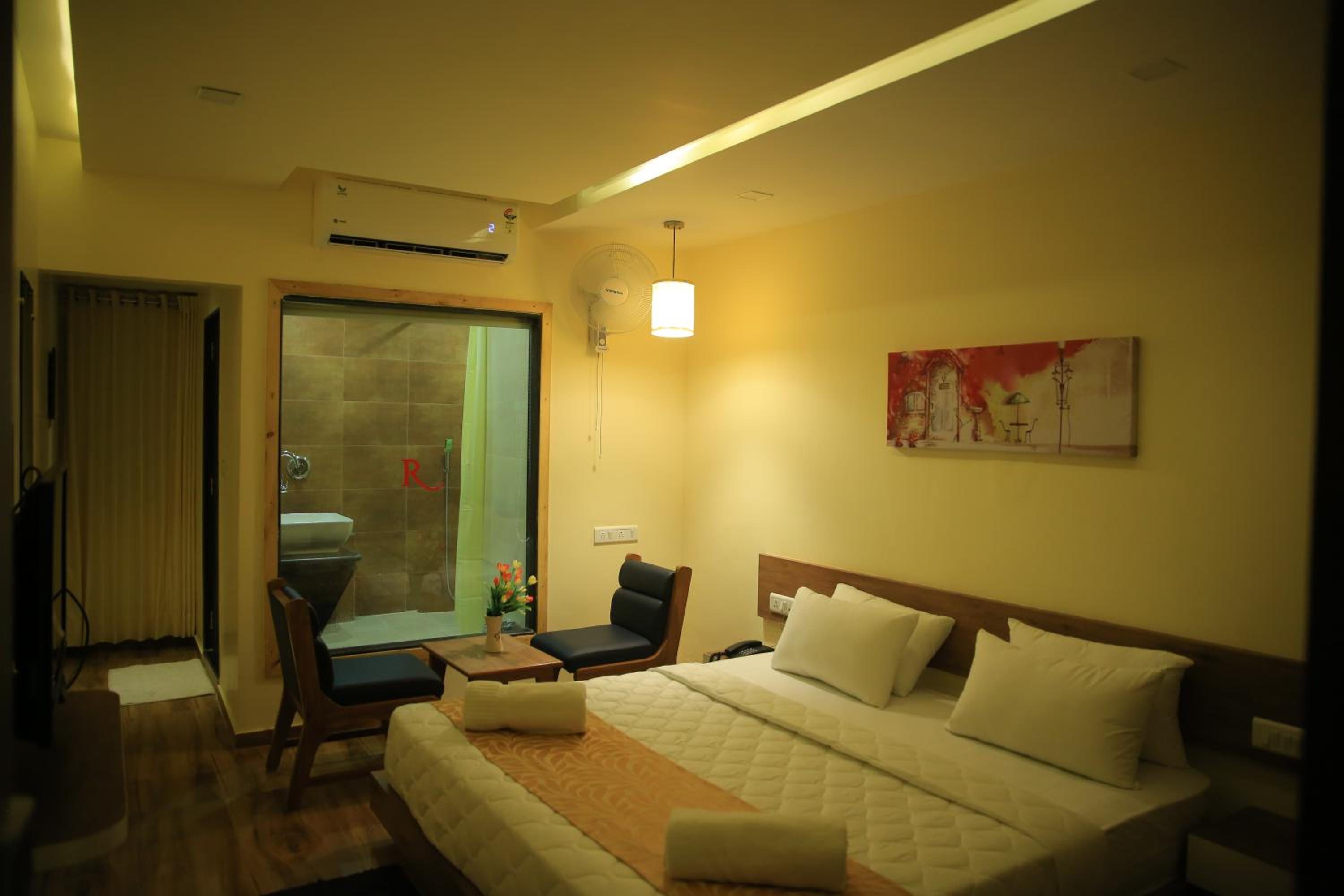 Deluxe King Room photo 3