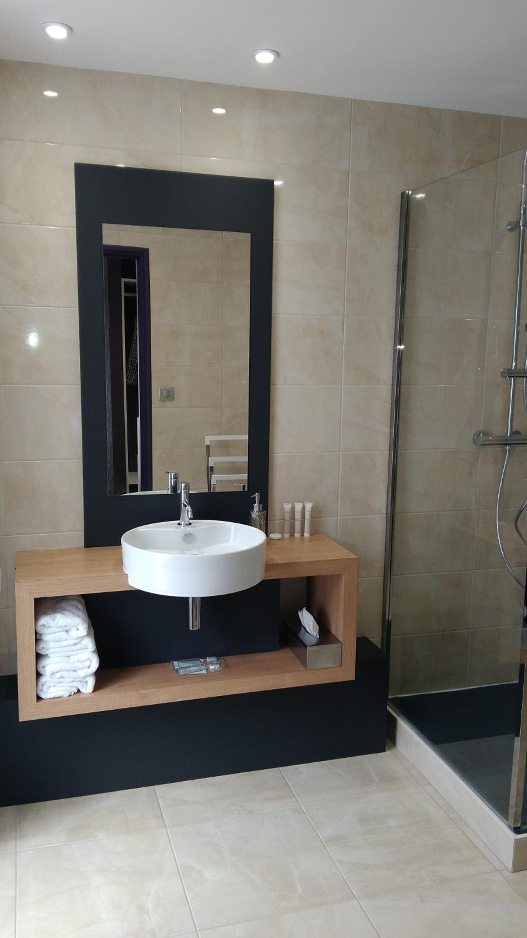 Suite - Photo 7