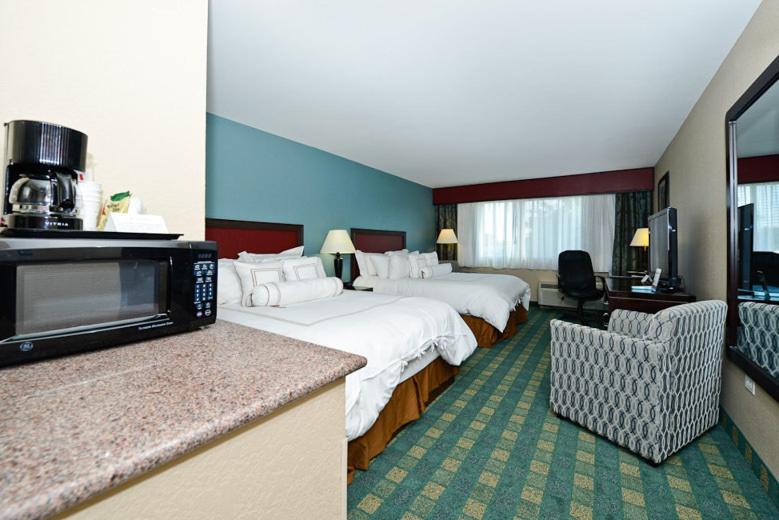Queen Room with Two Queen Beds - Non-Smoking photo 1