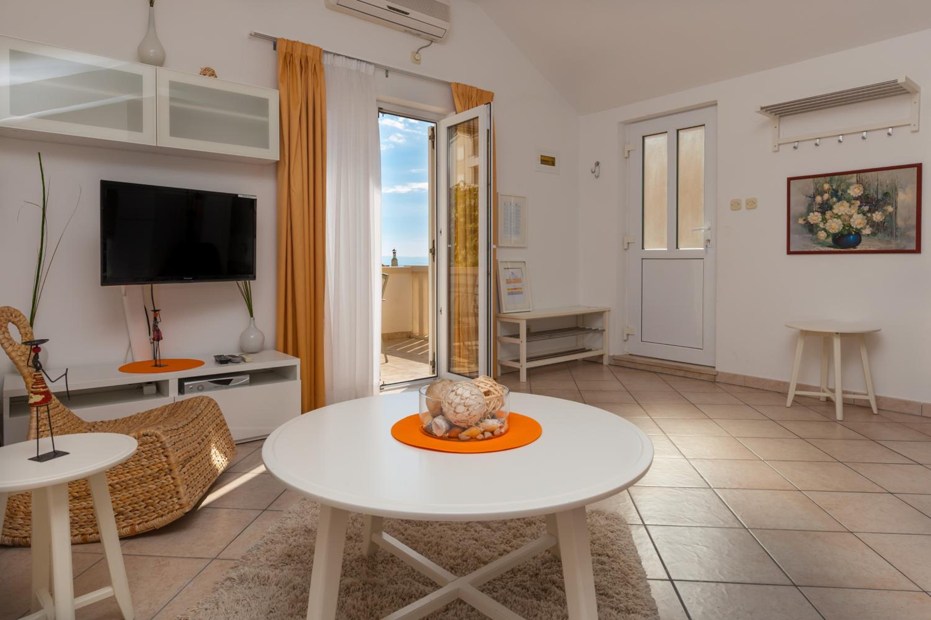 Apartamento con terraza y vista al mar