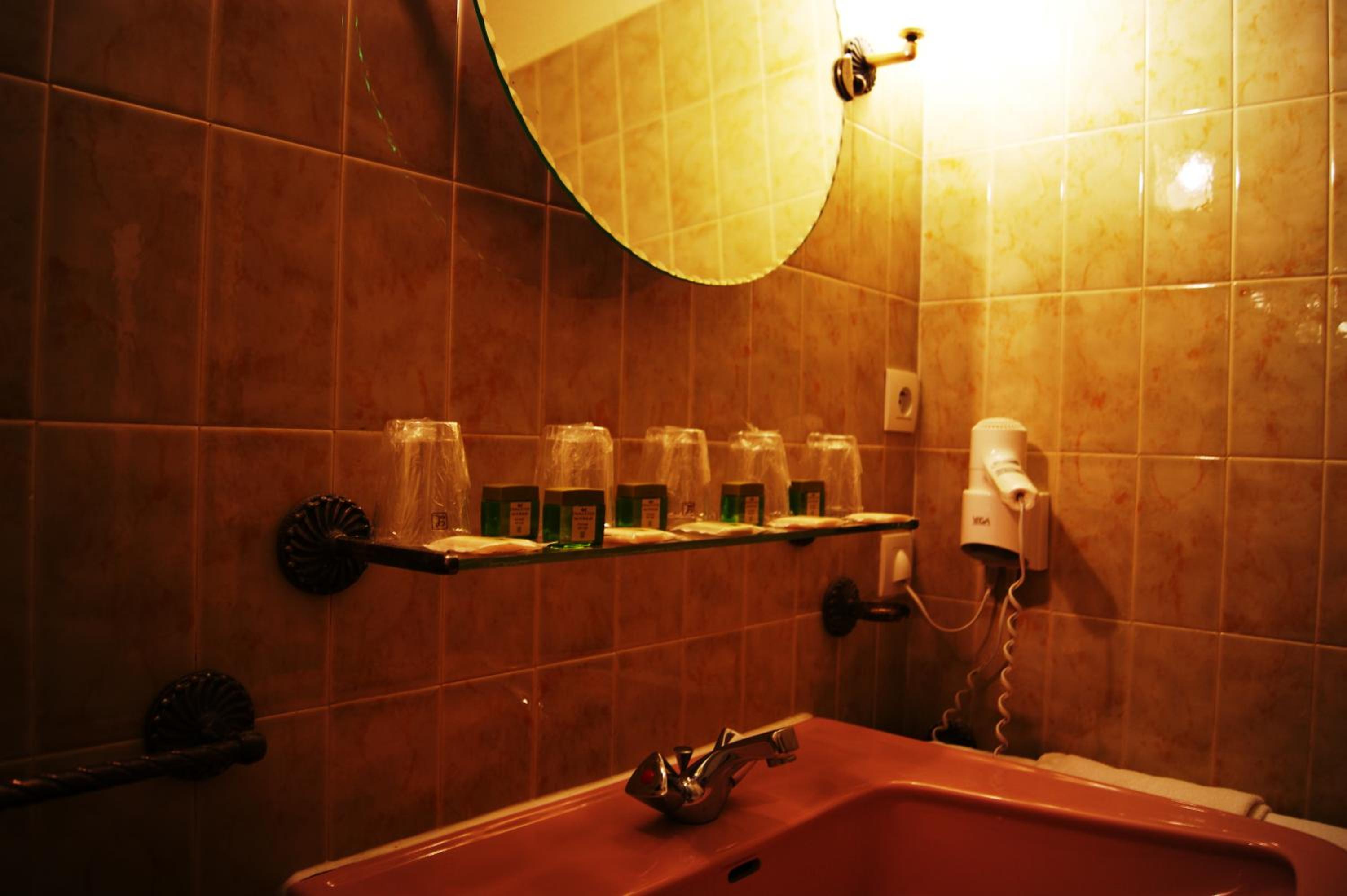 Classic Twin Room - Photo 4