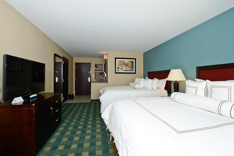 Queen Room with Two Queen Beds - Non-Smoking photo 3