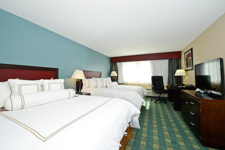 Queen Room with Two Queen Beds - Non-Smoking photo 2