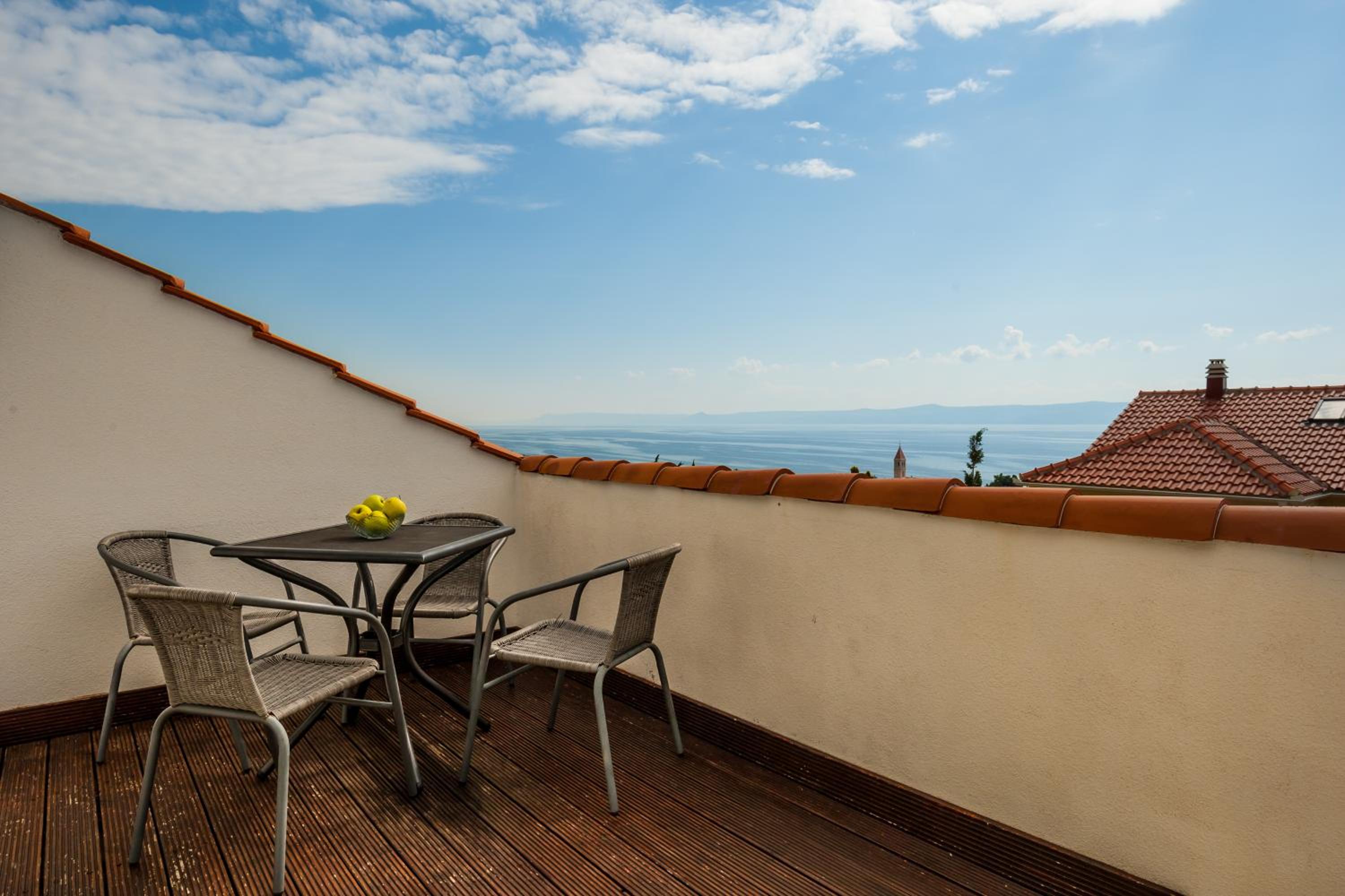 Deluxe Apartment with Balcony and Sea View photo 2