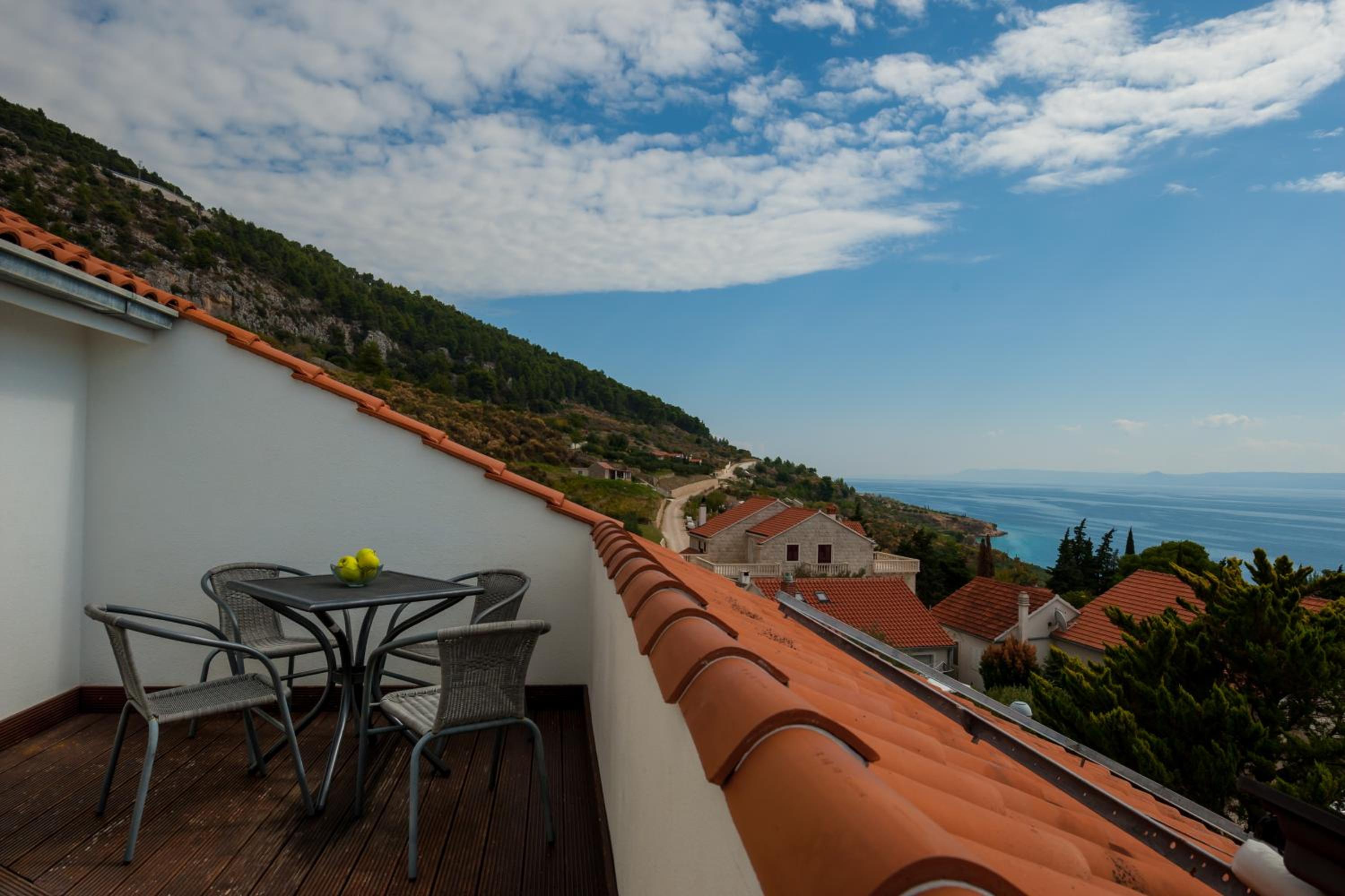 Deluxe Apartment with Balcony and Sea View photo 3