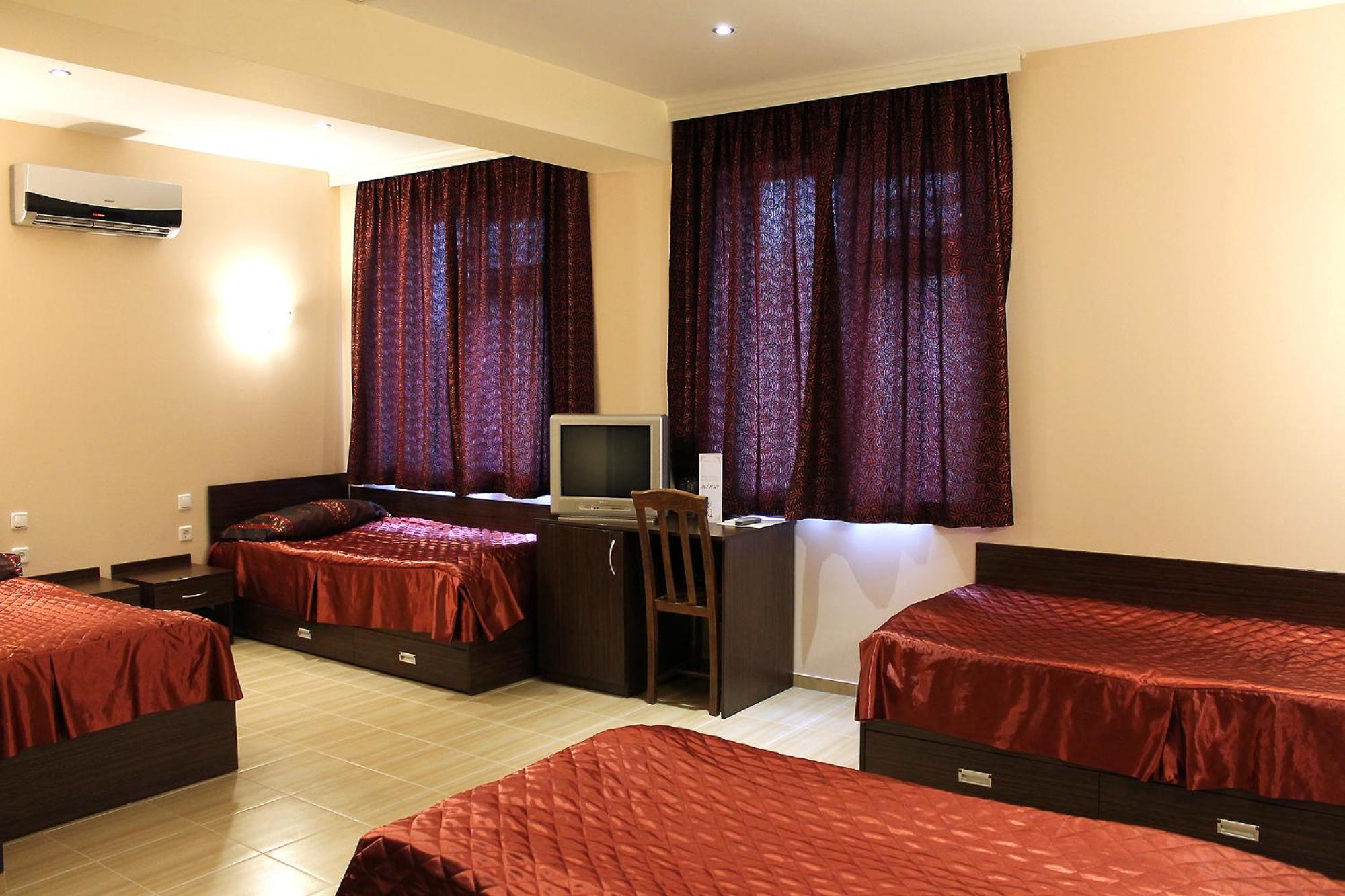 Quadruple Room - Photo 1