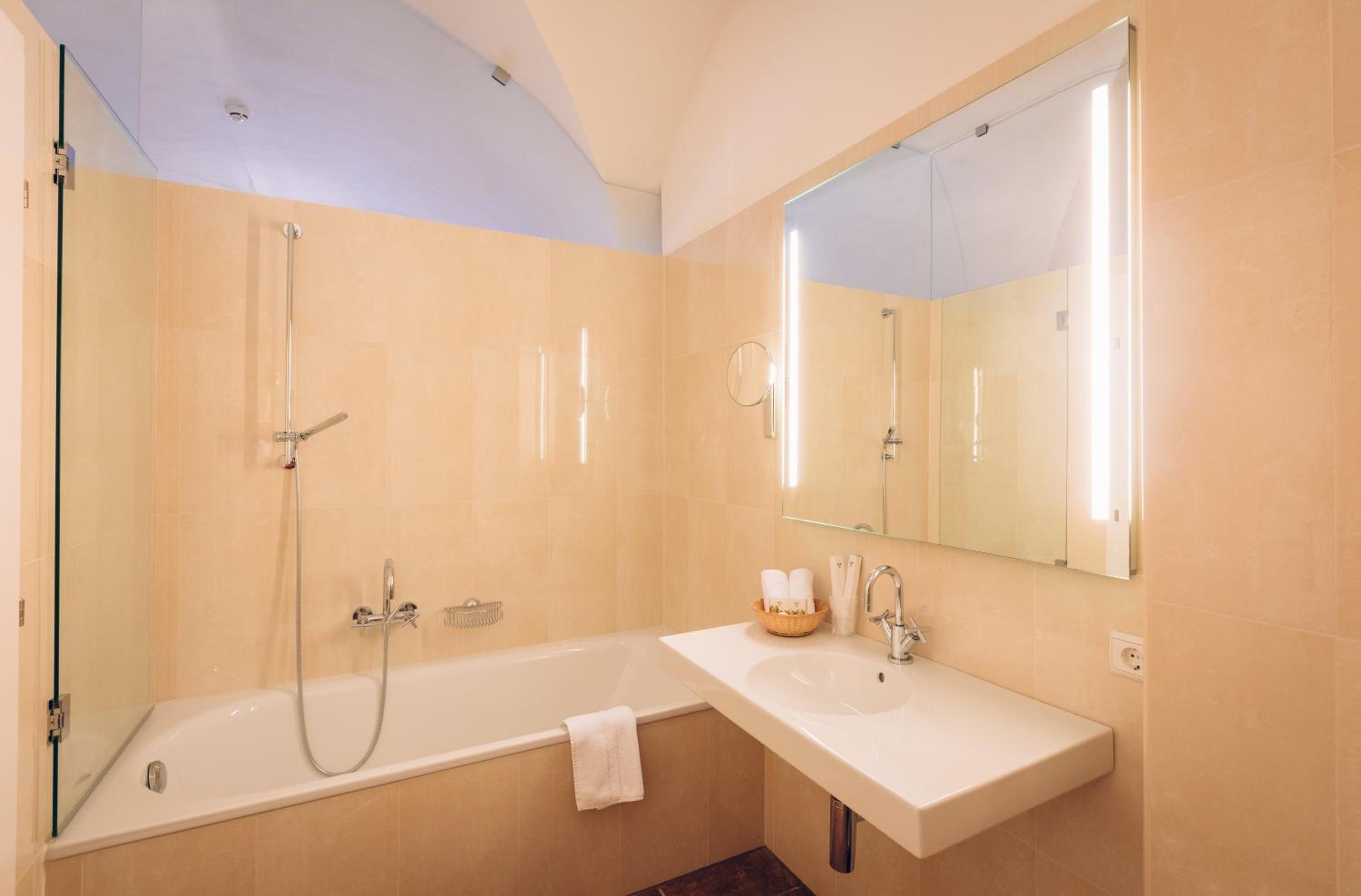 Deluxe Double Room with Bath - Photo 14