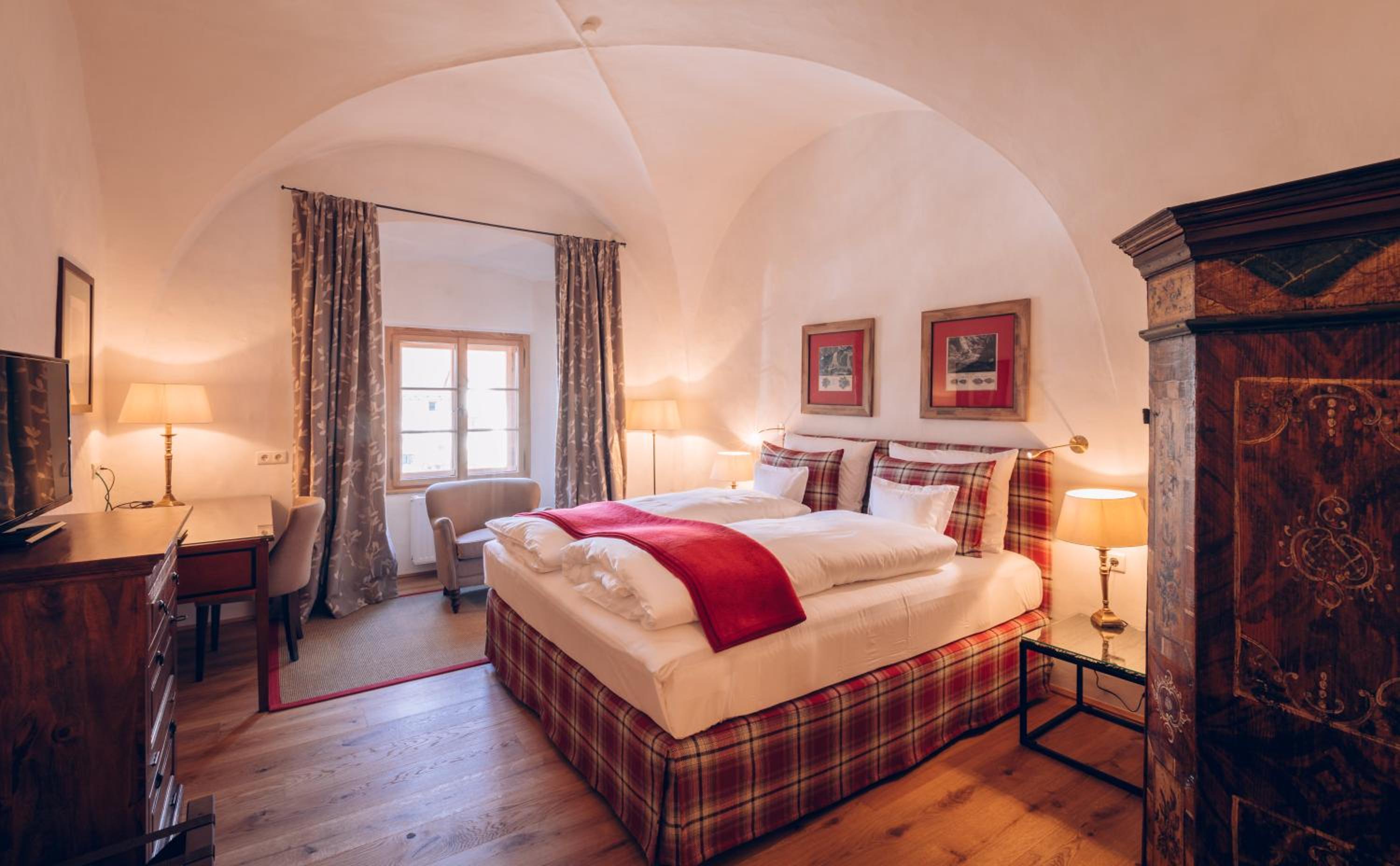 Deluxe Double Room with Bath - Photo 6