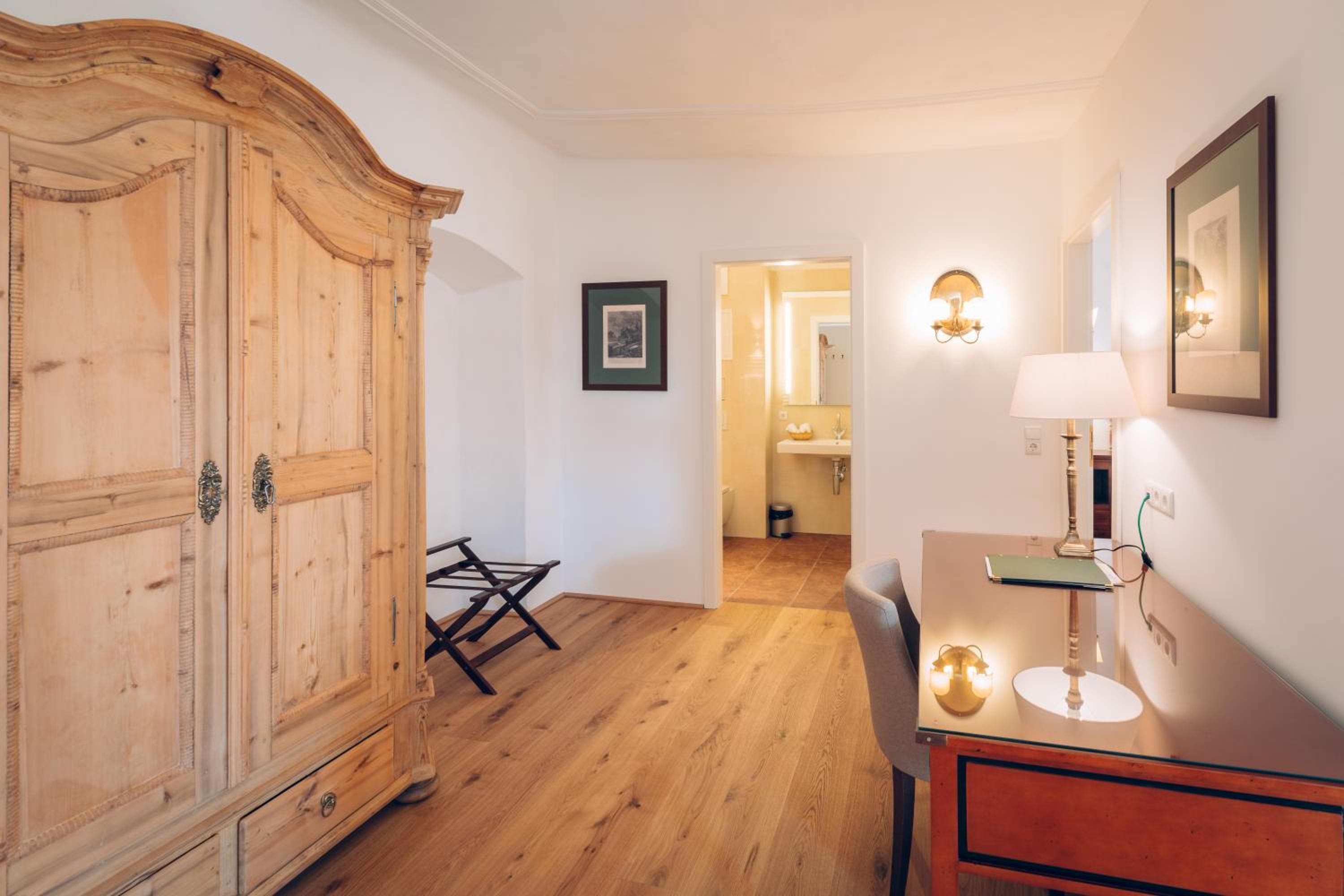 Deluxe Double Room with Bath - Photo 1