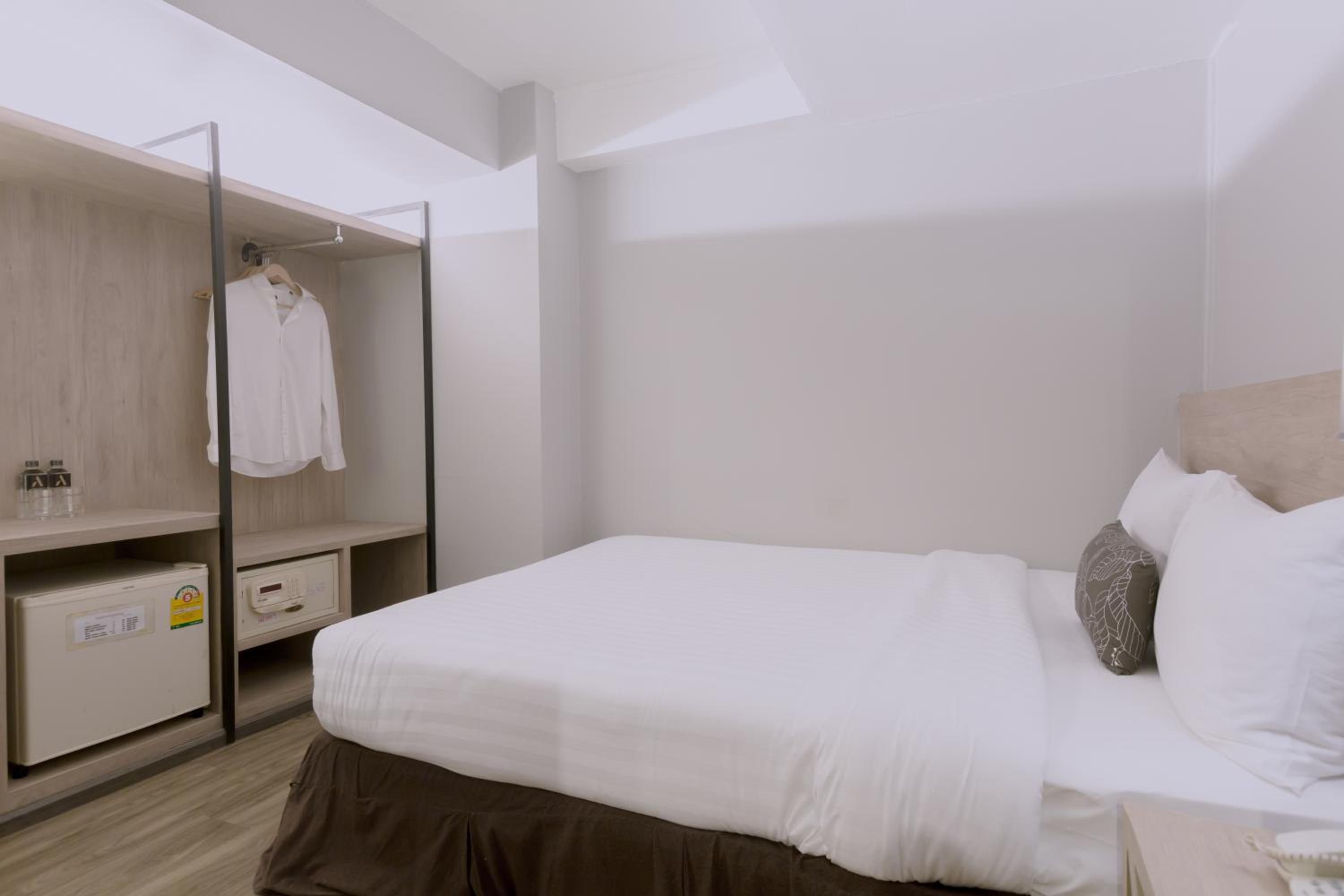 Standard Double Room - No Window photo 3