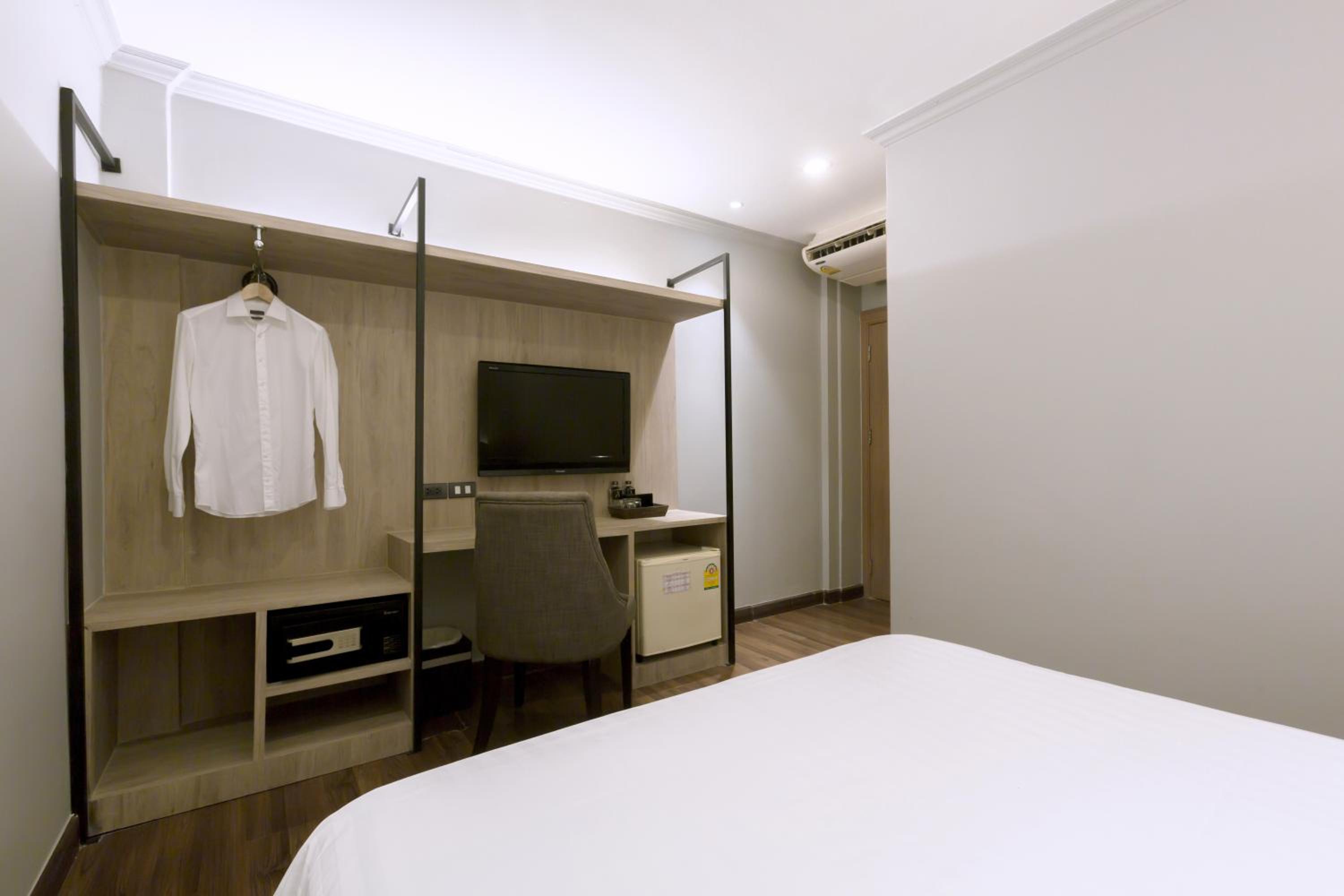 Standard Double Room - No Window photo 3