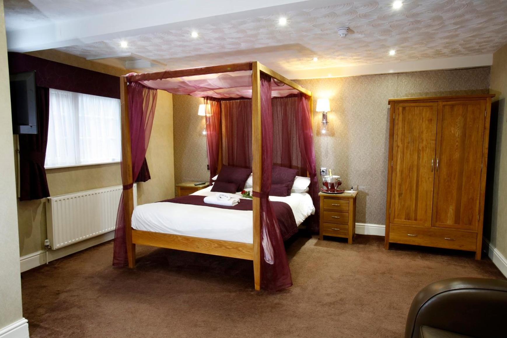 Premium Room with Four Poster Bed - Photo 1