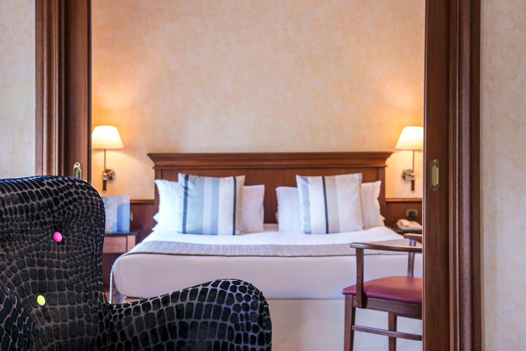 Triple Room thumbnail 6