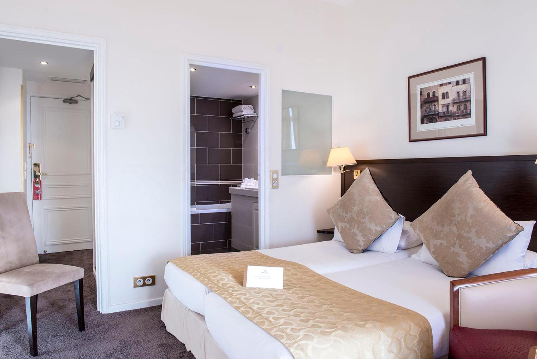Superior Room with Sea View - Photo 4