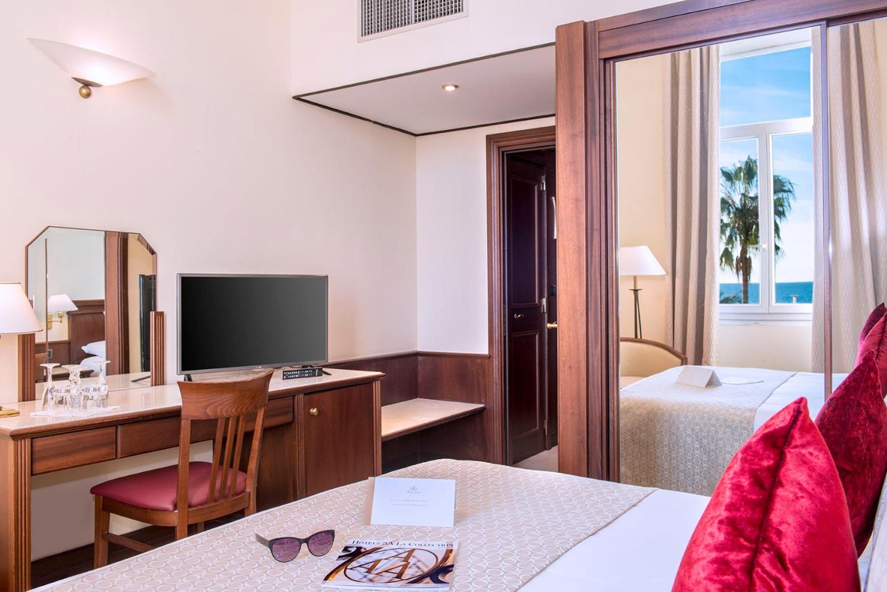 Superior Room with Sea View - Photo 5